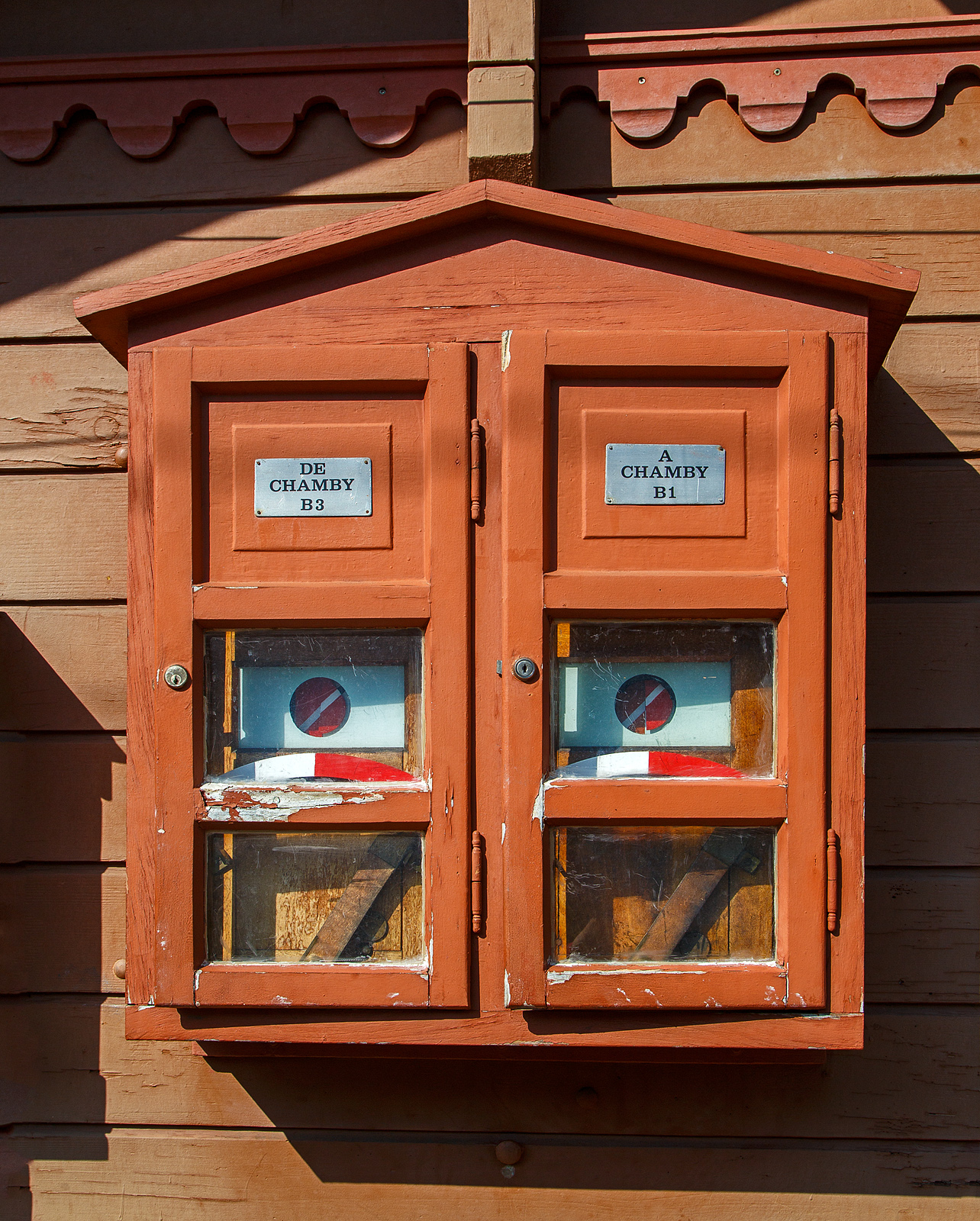 Am Bahnhofgebäude der Museumsbahn Blonay–Chamby im Bahnhof Blonay (hier am 27.05.2023) die beiden Steuerungen und Anzeigen für die Hippschen Wendescheiben (Ein- und Ausfahrtsignal) der Strecke 115 Blonay–Chamby. 