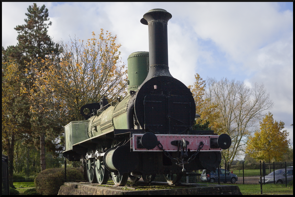 Am Eingang des Eisenbahnmuseum Cité du Train begrüßt die PB2 der P.L.M. von einem Sockel die Besucher. Was alles zu sehen ist und was das Museum noch bietet lest bitte auf Wikipedia: https://de.wikipedia.org/wiki/Eisenbahnmuseum_M%C3%BClhausen . Ich kann das alles nicht beschreiben, der Rundgang war fantastisch. Man hat sich viel Mühe gegeben die Triebfahrzeuge und Wagen nach Abschnitten zu sortieren und aufzustellen, so das man die Entwicklung der Eisenbahn in Frankreich sehr gut nachvollziehen kann. Viele Wagen sind begehbar. Hier noch die offizielle Webseite des Museums zum stöbern: https://www.citedutrain.com/?lang=de (Mulhouse, 10.11.2023)