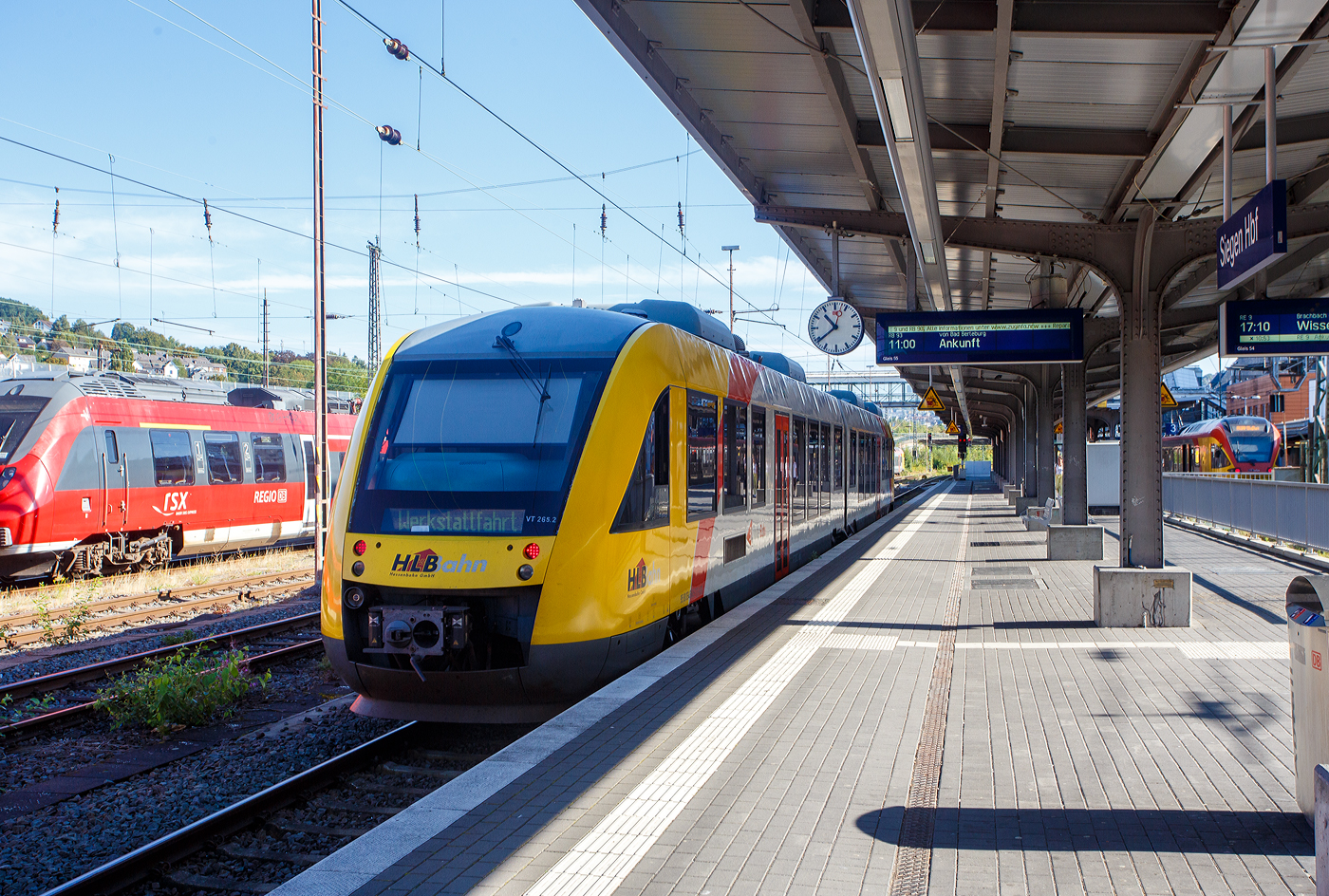 An diesem Wochenende war bundesweit an vielen Orten im Rahmen der  Europische Mobilittswoche  der „Tag der Schiene 2023“ so auch in Siegen beim KSW Bahnhof Siegen-Eintracht war am 17.09.2023 Tag der offenen Tr. Fr die Anfahrt gab es kostenlose Pendelfahrten zwischen den Veranstaltungsorten Siegen Hbf und Siegen Eintracht. So hat hier der VT 265 (95 80 0648 165-8 D-HEB /95 80 0648 665-7 D-HEB), ein Alstom Coradia LINT 41 der HLB (Hessische Landesbahn GmbH), auf Werkstattfahrt den Hbf Siegen erreicht. Der uns gleichdrauf zum Bahnhof Siegen-Eintracht bringt, wo sich u.a. auch die Werksttten fr die HLN befinden (daher zugzielanzeige „Werkstattfahrt“).