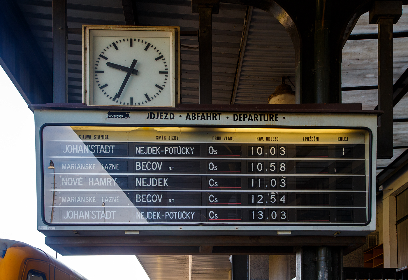 Anzeigentafel (Abfahrt der Züge) am Bahnhof Karlovy Vary dolní nádraží (Karlsbad unterer Bahnhof), hier am 21 April 2023, 

Es ist der zweite Bahnhof in der Stadt, er ist Ausgangspunkt der Nebenbahnstrecke, über Bečov nad Teplou (früher Petschau) nach Mariánské Lázně (Marienbad), der ehemaligen EB Marienbad–Karlsbad. Zudem ist er auch direkt mit dem oberer Bahnhof bzw. Karlsbad Hbf verbunden, und Regionalzügen fahren von hier über den Hbf nach Johanngeorgenstadt in Sachsen.