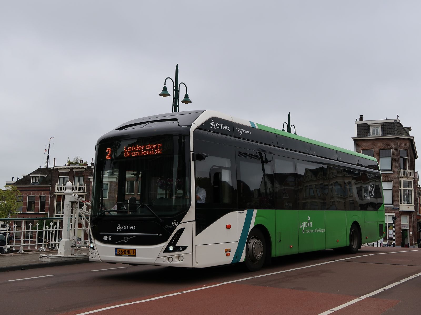 Arriva Bus 4816 Volvo 7900E Elektrobus (vollelektrisch) Baujahr 2019. Blauwpoortsbrug, Leiden 28-07-2023.

Arriva bus 4816 Volvo 7900E elektrische bus bouwjaar 2019. Blauwpoortsbrug, Leiden 28-07-2023.