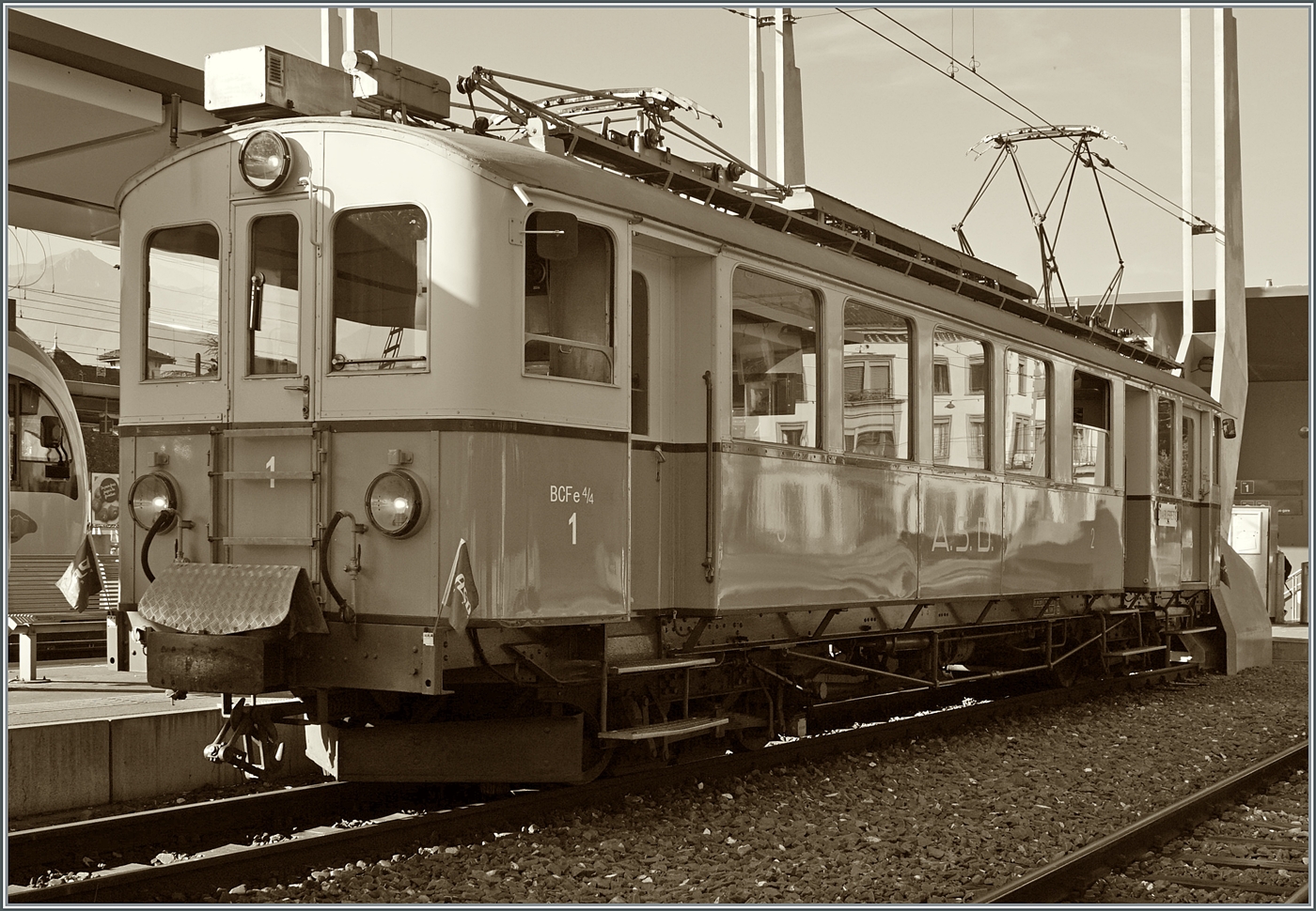 ASD  - Gestern und heute: In Aigle steht der 1914 zur Eröffnung der Bahn beschaffte BCFe 4/4 N°1. Der Zug wir der heute in Verdankens werter Weise von der  Association ASD 1914  unterhalten und hin und wieder für Sonderfahren eingesetzt, so wie hier als Jass-Zug. 

2. Nov. 2024