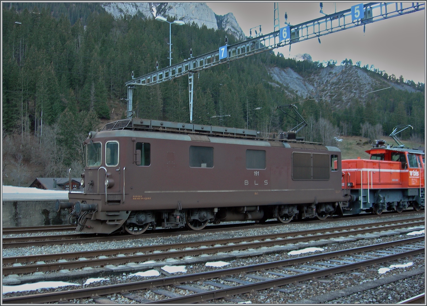 Auch Anfangs 2024 noch im Einsatz: die BLS Re 4/4  (Re 425), hier die Re 4/4 191 (9185 4425 191-6 CH-BLS) in Kandersteg.

3. Januar 2024