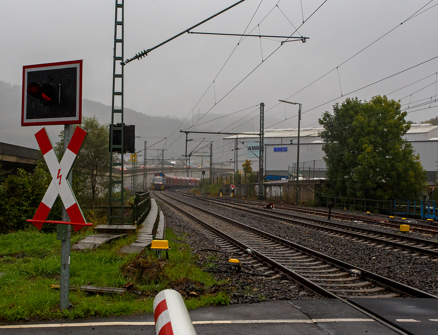 Auch bei Regen fahren Züge, so ging ich auch nochmal an die Strecke. Die KSW 42 bzw. 277 902-3 (92 80 1277 902-3 D-KSW) der KSW (Kreisbahn Siegen-Wittgenstein), fährt am 06 Oktober 2025, mit einem Coilzug durch Niederschelden/Niederschelderhütte in Richtung Betzdorf/Sieg. 

In Betzdorf setzt die Lok dann um und bringt dann den Coilzug, über die KBS 462 „Hellertalbahn“, nach Herdorf auf den KSW Rangierbahnhof Herdorf (Freien Grunder Eisenbahn KSW NE447 / DB-Nr. 9275). 