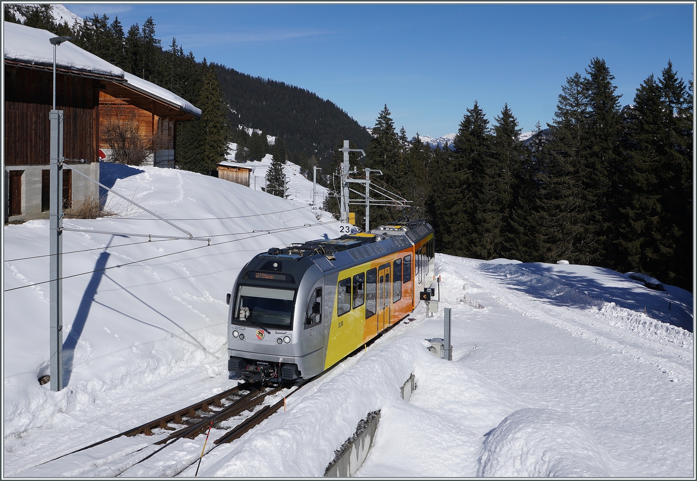 Auch nach dem Abzug der BLM Be 4/4 und der Umstellung des Betriebes mit erhöhter Spannung und Geschwindigkeit lohnt sich der Besuch der BLM: Der BLM Be 4/6 101  Mönch  erreicht als R66 Winteregg. Der Zug ist auf der Fahrt von (Lauterbrunngen) resp. Grütschalp nach Mürren.

18. Februar 2025