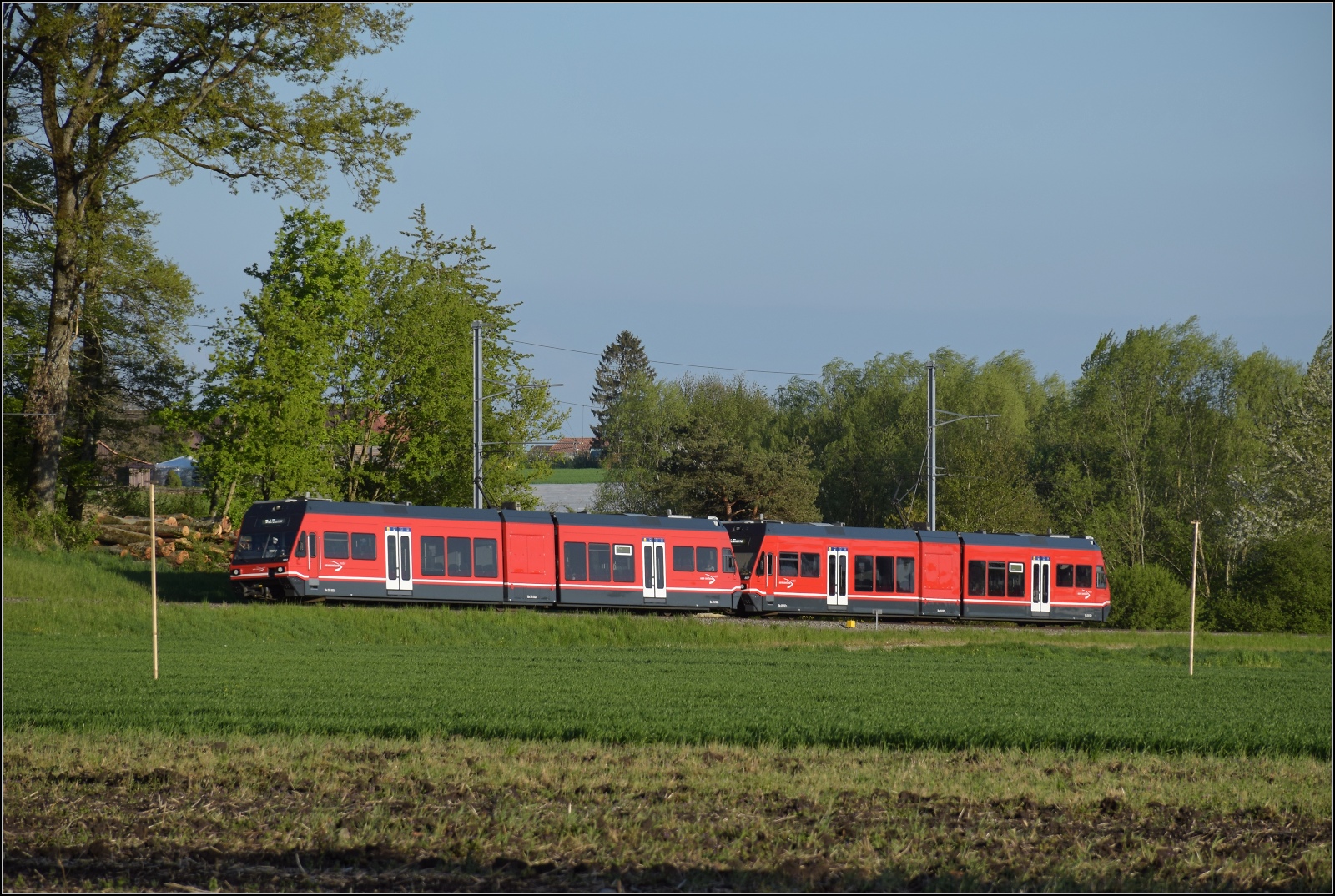 Auf der Biel-Täuffelen-Ins Bahn.

GTW Be 2/6 502 und GTW Be 2/6 507 der ASm bei Siselen. April 2022.