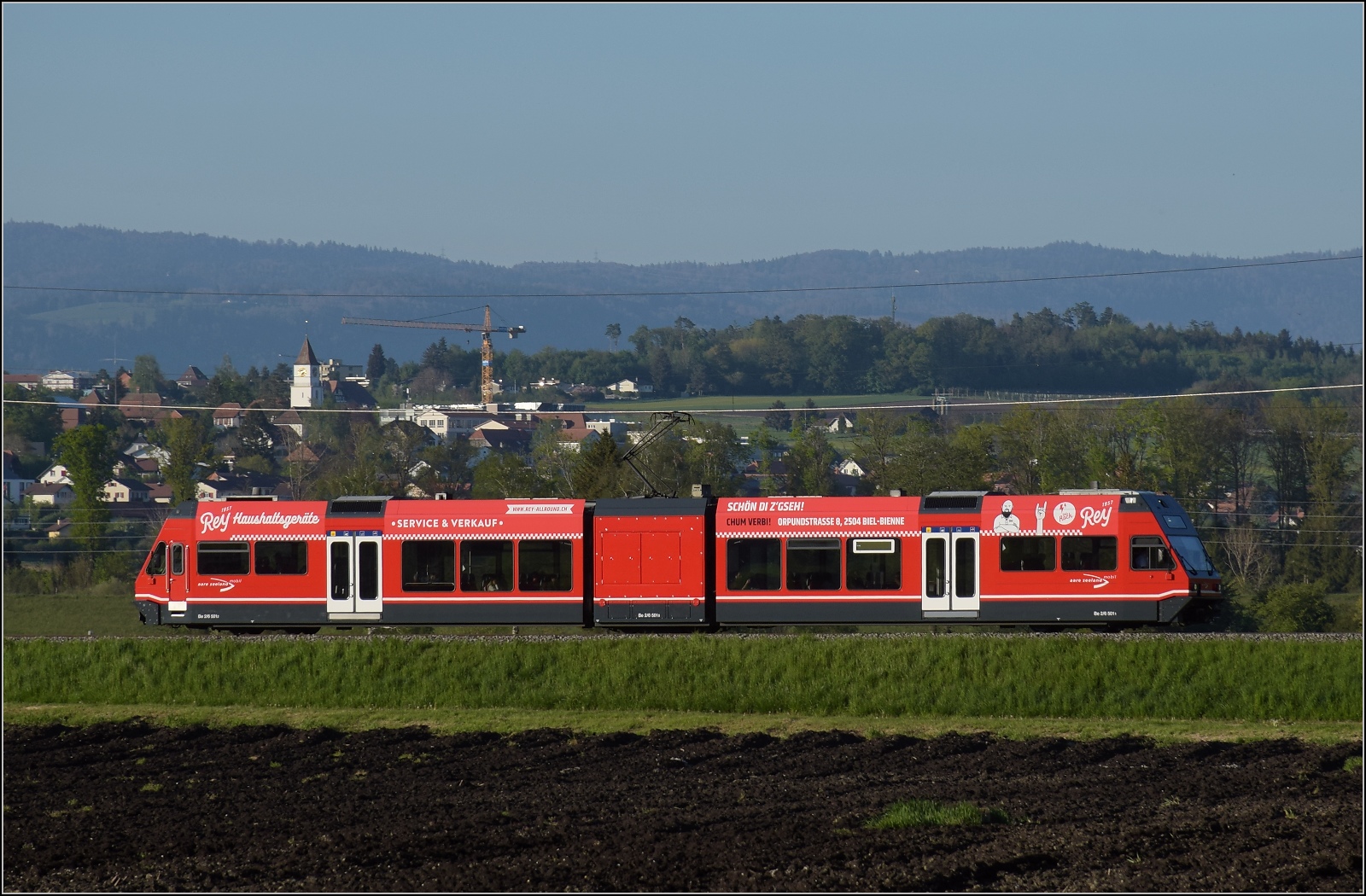 Auf der Biel-Täuffelen-Ins Bahn.

GTW Be 2/6 501 der ASm im Lüscherzer Moos. Im Hintergrund das namensgebende Täuffelen. April 2022.
