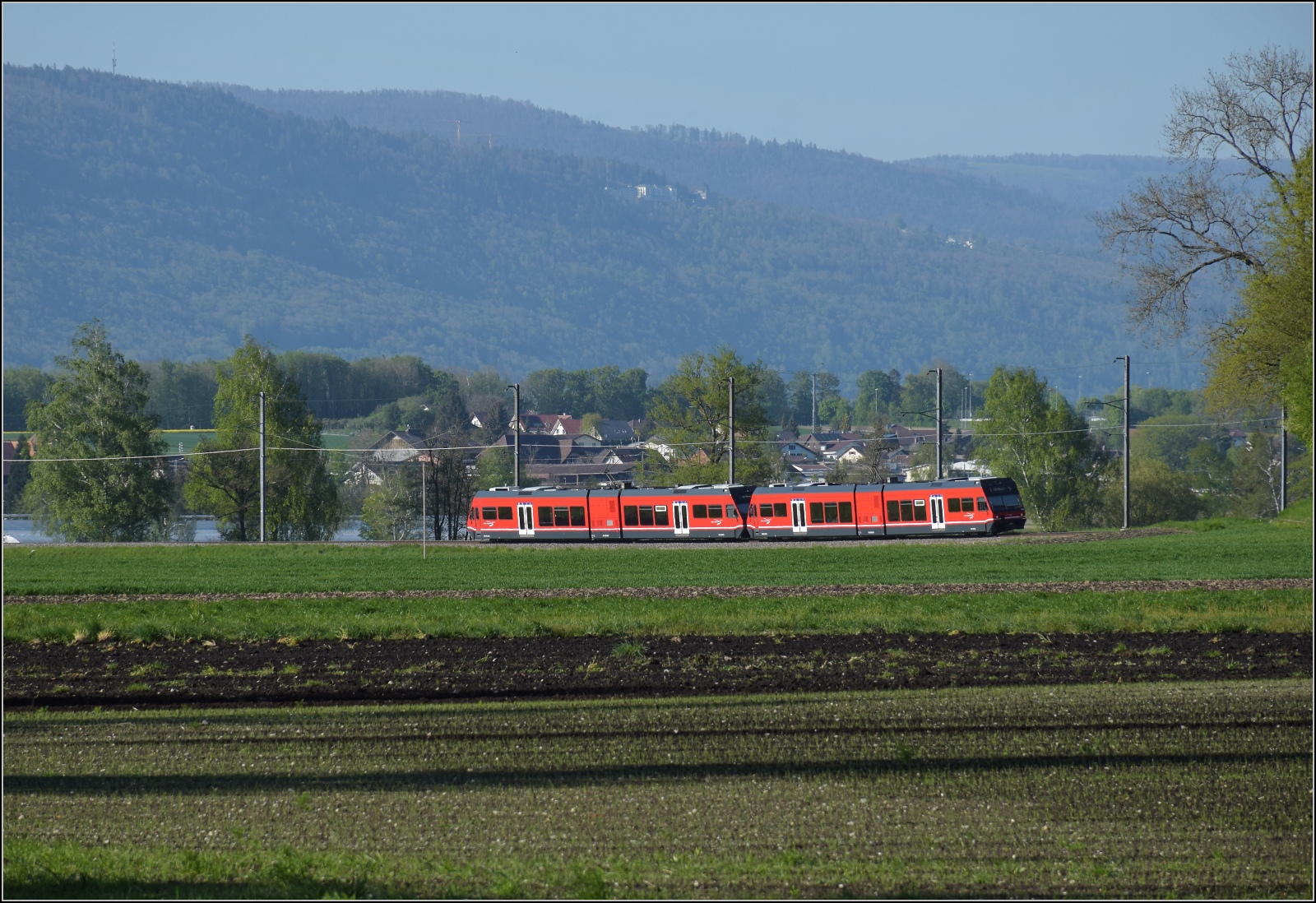 Auf der Biel-Täuffelen-Ins Bahn.

GTW Be 2/6 509 und GTW Be 2/6 510 der ASm bei Siselen. April 2022.