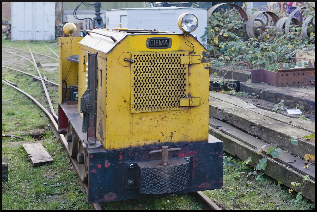 Auf einem Seitengleis stand die kleine Lok 13 der Museumsfeldbahn Leipzig-Lindenau. Bei den Glühweinfahrten am 29.12.2023 wurde sie entdeckt.<br>
---<br>
Bei der Lok handelt es sich um eine Diema DS 11/2T. Sie wird für verschiedene Rangieraufgaben eingesetzt. Gebaut 1969 ging sie zuerst an die Thyssen Röhrenwerk AG, bevor es dann als Lok 38 zur Mannesmann Röhrenwerke Mühlheim/Ruhr ging. 1997 über das Münsterländisches Feldbahnmuseum Rheine kam die kleine Lok zur Museumsfeldbahn im Jahr 1999. 