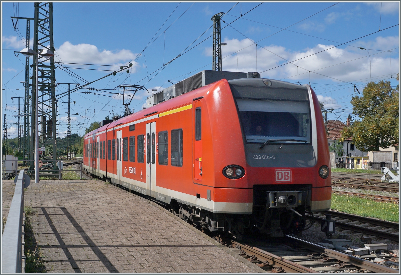 Auf den Fahrplanwechsel im Dez. 2022 endet der Einsatz der  Mini Quietschies/Baby Quietschies  (BR 426) zwischen Singen und Schaffhausen. Ein guter Grund nochmals hinzufahren. 

Der DB 426 010-5 /510-4 erreicht Singen. 

19. Sept. 2022