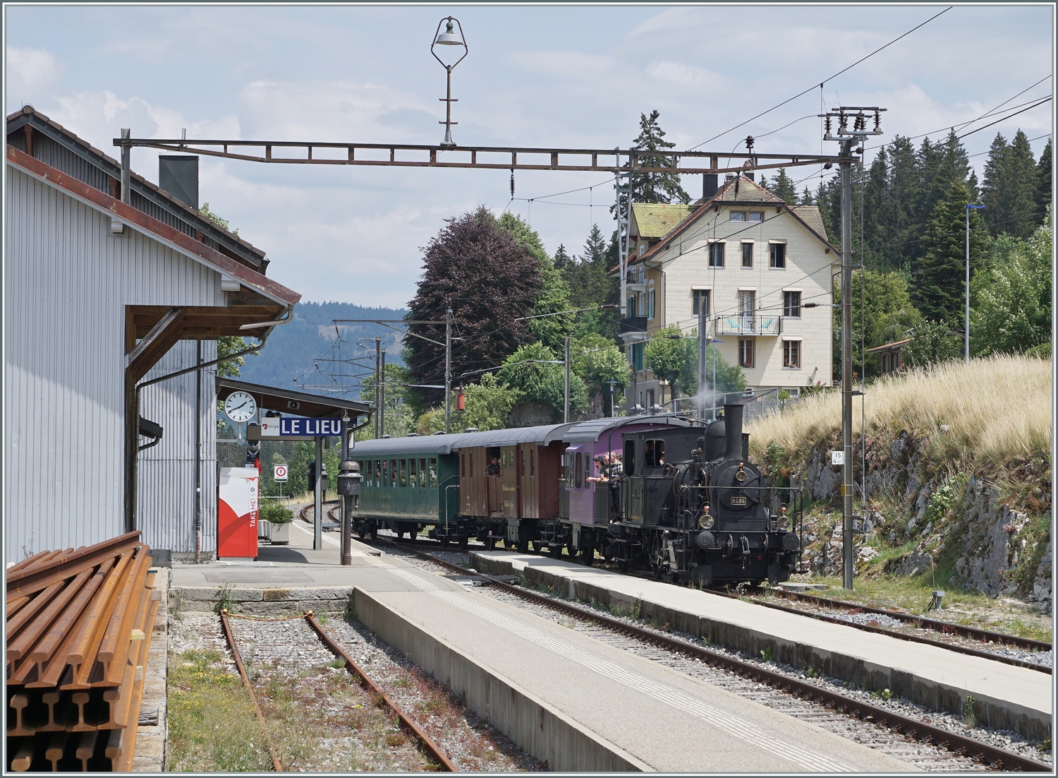 Auf der Fahrt von Le Pont nach Le Brassus fährt das CTVJ (Compagnie du Train à Vapeur de la Vallée de Joux) Tigerli E 3/3 8494 (UIC 90 85 0008 494-6) der SLM mit Baujahr 1909 mit seinem Sonderzug auf Gleis 2 ein, die Kreuzung mit dem Gegenzug abzuwarten. 

23. Juli 2023

