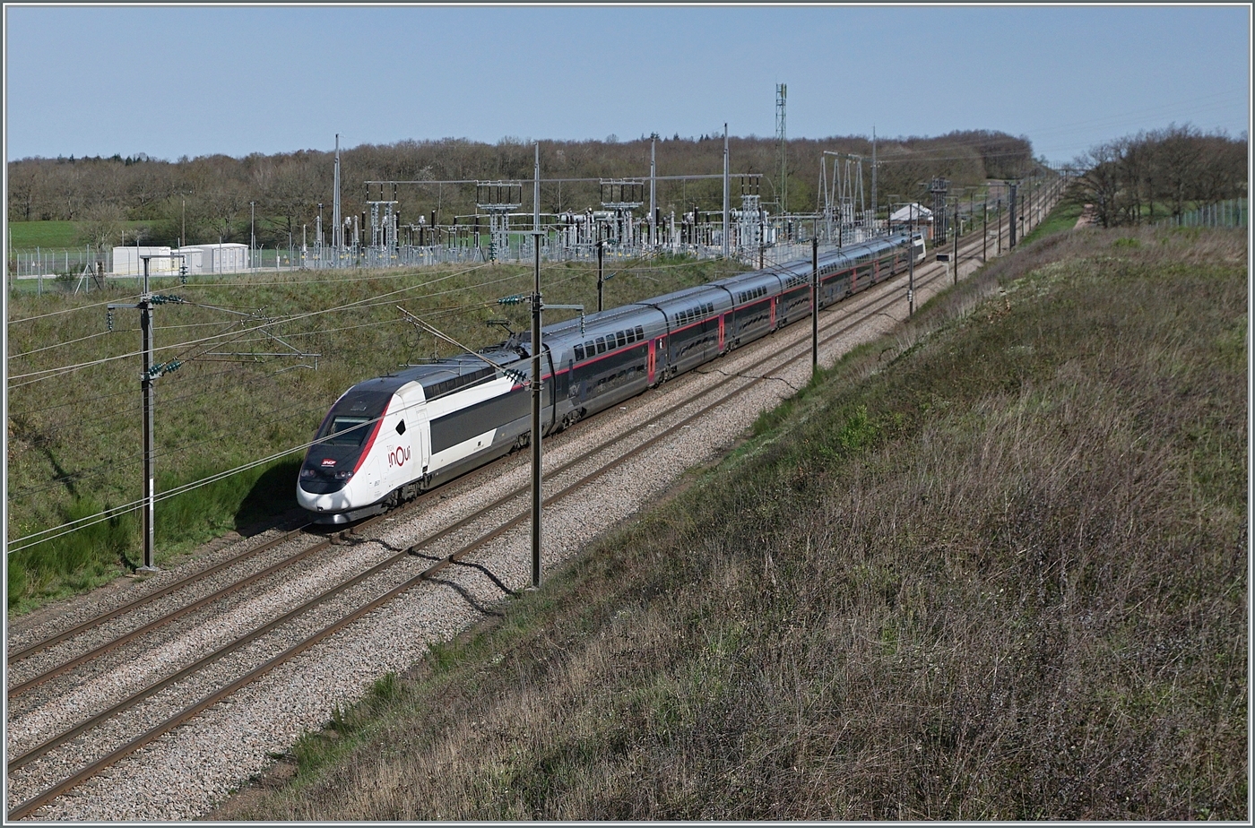 Auf der Hochgeschwindikeitsstrecke Paris - Lyon ist bei Saint-Émiland ein SNCF TGV auf der schellen Fahrt in Richtung Paris unterwegs. 

6. April 2024