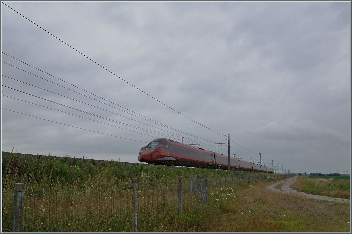 Auf der Schnellfahrstrecke Milano - Torino (RFI Streckennummer 9, Länge 127 km) ist der .Italo NTV ETR 675 002 auf dem Weg nach Torino Porta Nuova. Das Bild entstand bei Livorno Ferraris in der Po Ebene.

15. Juni 2024