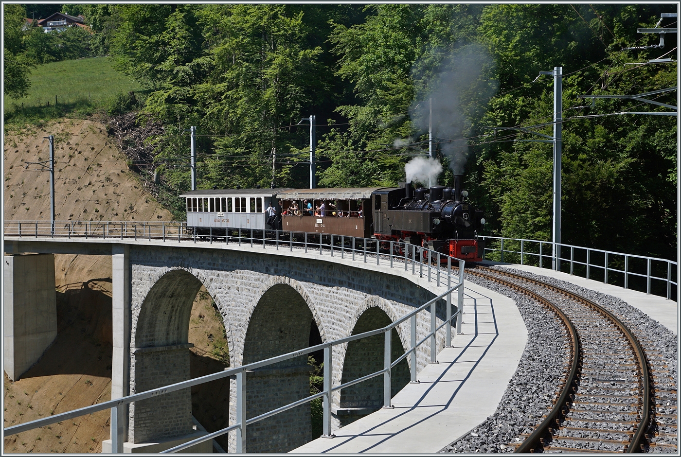 Auf der Strecke von Chamby nach Blonay verkehren seit 1966 keine fahrplanmässigen Reisezüge mehr (ein Probebetireb um die Jahrtausendwende brachte nicht den gewünschten Erfolg). Trotzdem ist die Strecke für die MOB wichtig, denn neben den Museumszègen der Blonay-Chamby Bahn wird der Rollmatererialaustausch zur CEV/MVR sowie Dienst- und Arbeitszüge zur CEV / MVR über diese Strecke abgewickelt. Somit war es auch die MOB, welche den Baye de Clarens Viadukt aufwändig sanierte und auch die Strecke auf einigen Abschnitten auffrischte.
Im Bild die SEG G 2x 2/2 105 der Blonay Chamby Bahn mit einem Museumszug auf der Fahrt nach Chamby. 

18. Mai 2025