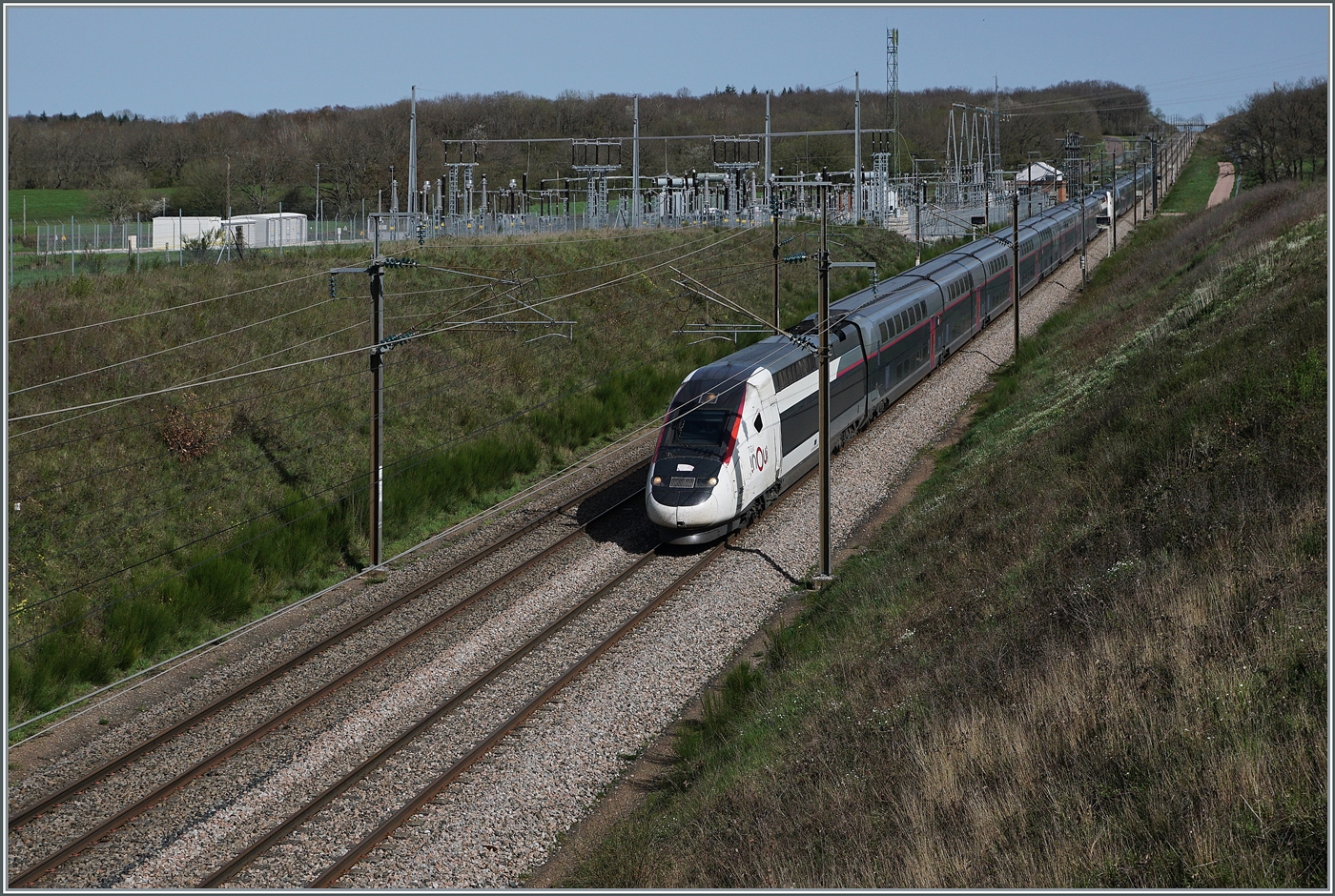 Auf der TGV Strecke Paris - Lyon (bzw. LGV 752000) bei Kilometer 257.7 ist der TGV Rame 295  auf der Fahrt in Richtung Süden. Der TGV 6175 ist von Paris Gare de Lyon nach Nice unterwegs. 
Auf diesem Streckenabschnitt bei Saint Émiland ist die Geschwindigkeit auf 270 km/h beschränkt, erst bei Km 254,6 im Norden, bzw. ab Km 336,3 im Süden sind 300 km/h zugelassen. 

6. April 2024 