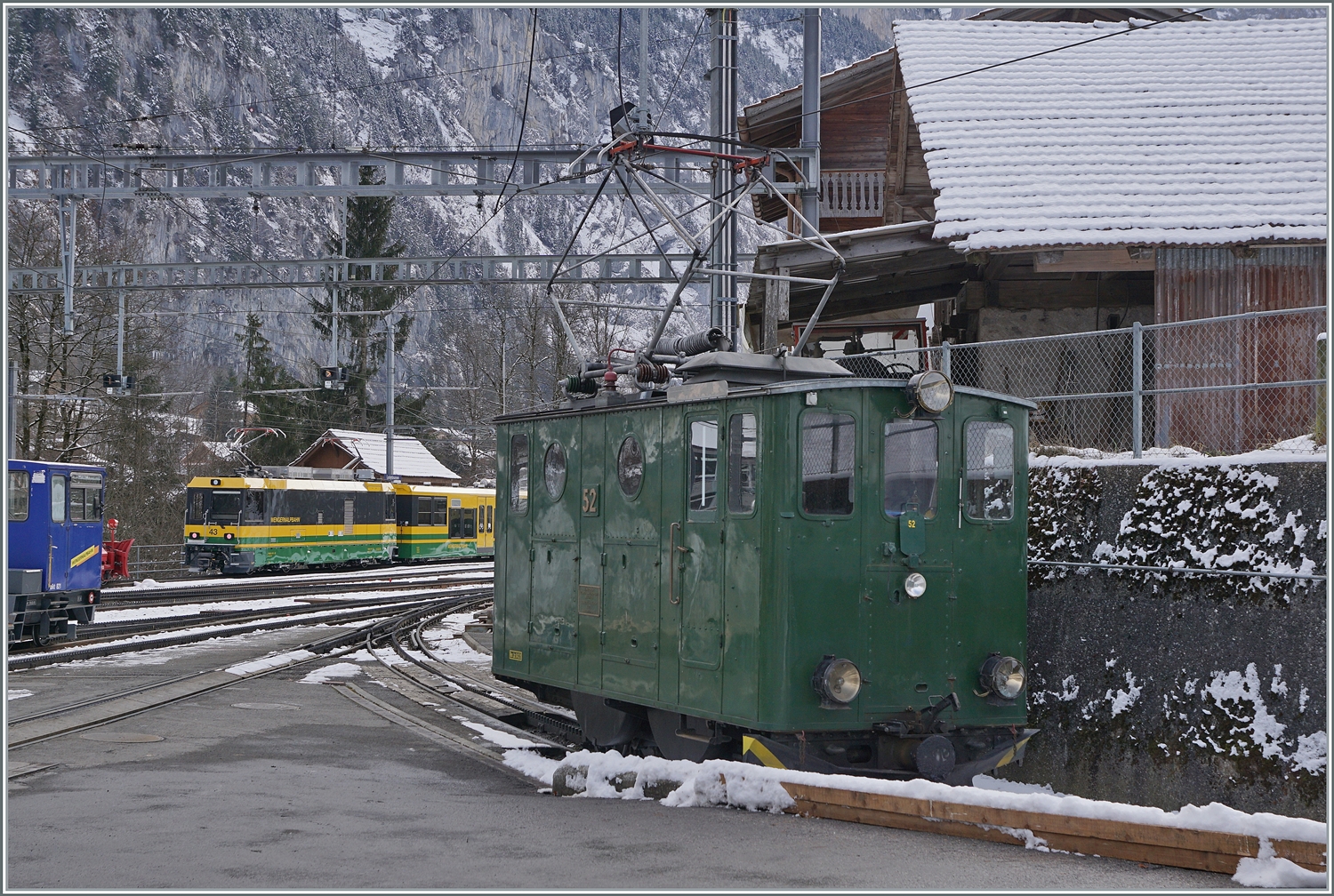 Aufgebügelt und somit noch im Einsatz: die WAB He 2/2 N° 52 mit einen Fabrikschild ohne Datumsangabe in Lauterbrunnen.

16. Jan 2024