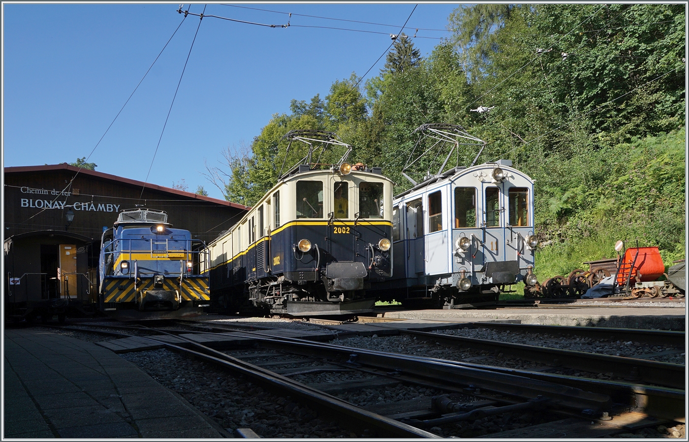 Autour de la voie ferrée / Rund um die eiserne Bahn (Herbstevent 2024) - Da bei Thema rund ums Gleis die Dieseltraktion (für Bauzüge) nicht fehlen darf, war die MOB Gm 4/4 2004 bei der B-C im Einsatz. Somit bot sich die Gelegenheit für eine Überraschung - das  MOB Alignement ! Schön aufgereiht sind die MOB Gm 4/4 2004, der MOB FZe 6/6 2002 (heute B-C) und der MOB BCFe 4/4 N° 11 (heute B-C) in Chaulin.

7. September 2024