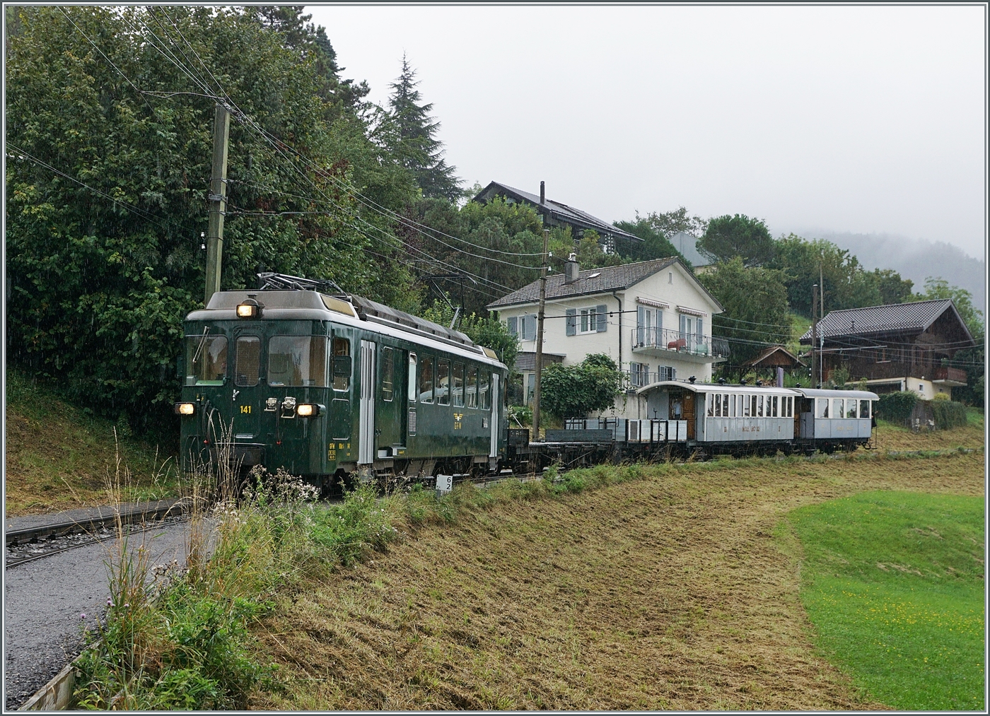 Autour de la voie ferrée / Rund um die eiserne Bahn (Herbstevent 2024) - Der GFM Historic BDe 4/4 N° 141 zu Gast bei der Blonay Chamby Bahn erreicht mit dem GmP 1440 in Kürze Blonay. 

8. Sept. 2024
