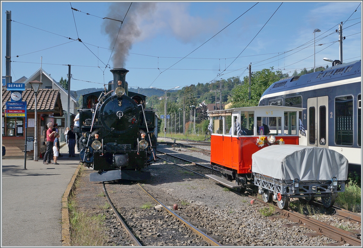 Autour de la voie ferrée / Rund um die eiserne Bahn (Herbstevent 2024) - Die HG 3/4 N° 3 und Le Biniou warten in Blonay auf die Abfahrt.

7. Sept. 2024