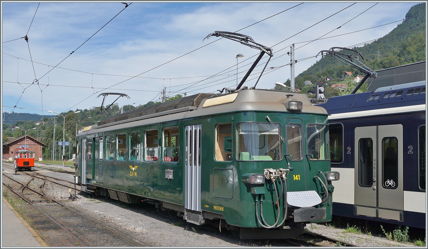 Autour de la voie ferrée / Rund um die eiserne Bahn (Herbstevent 2024) - - Der zu Gast weilende GFM Historique BDe 4/4 141, „Le Binou“ und die MOB Gm 4/4 2004, die hier nicht zu sehen ist, gaben der diesjährigen Herbstveranstaltung der Blonay-Chamby Bahn einen ganz besonderen Look, der mir sehr gut gefallen hat, natürlich nicht ohne die traditionellen Blonay -Chamby-Fahrzeuge zu vermissen. 

Das Bild zeigt den GFM Historique BDe 4/4 141 und im Hintergrund die Dm 2/2 N° 3 in Blonay. 

7. Sept. 2024