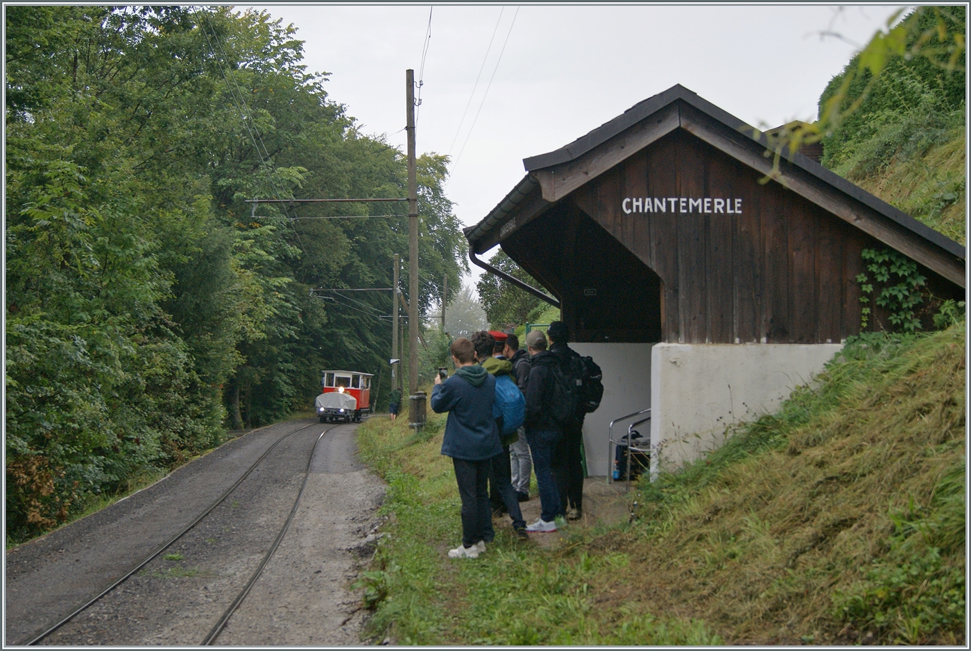 Autour de la voie ferrée / Rund um die eiserne Bahn (Herbstevent 2024) - Im Gegensatz zum Dampfzug ist für den  Vorortszug  von Blonay in Chantemerle Endstation. Der Zug endet hier und wird nach der kurzen Wendezeit zurückfahren; jedoch ohne die RB (Réseau Breton) Dm 2/2 N°  Le Biniou  auf der Drehscheibe zu drehen.

8. Sept. 2024