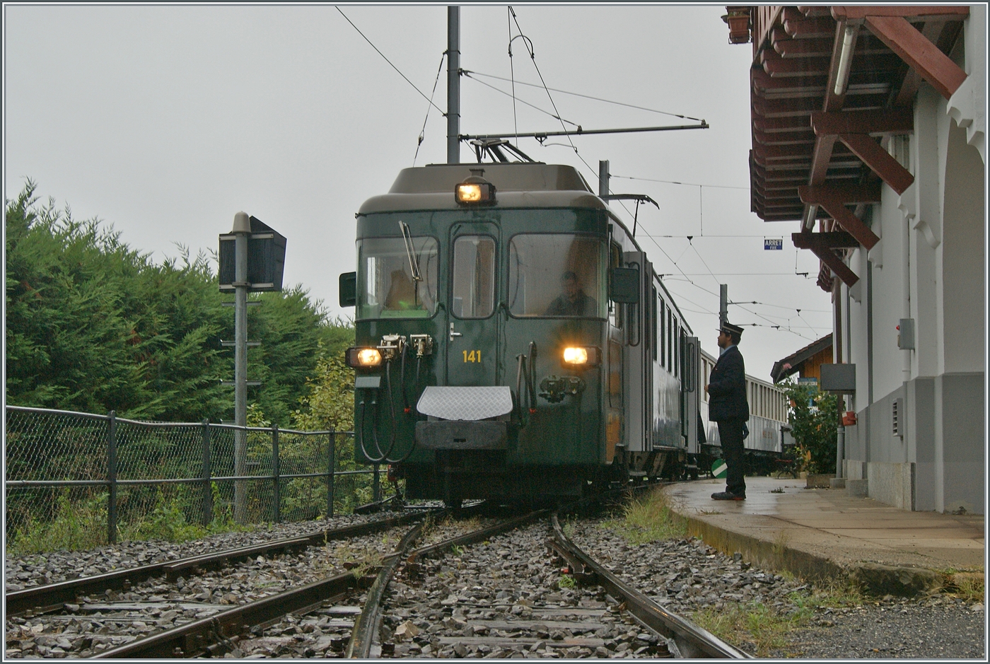Autour de la voie ferrée / Rund um die eiserne Bahn (Herbstevent 2024) - Der GFM (Historique) BDe 4/4 141 ist mit seinen Personenzug in Chamby angekommen und wird in Kürze nach Chaulin weiterfahren.

8. September 2024
