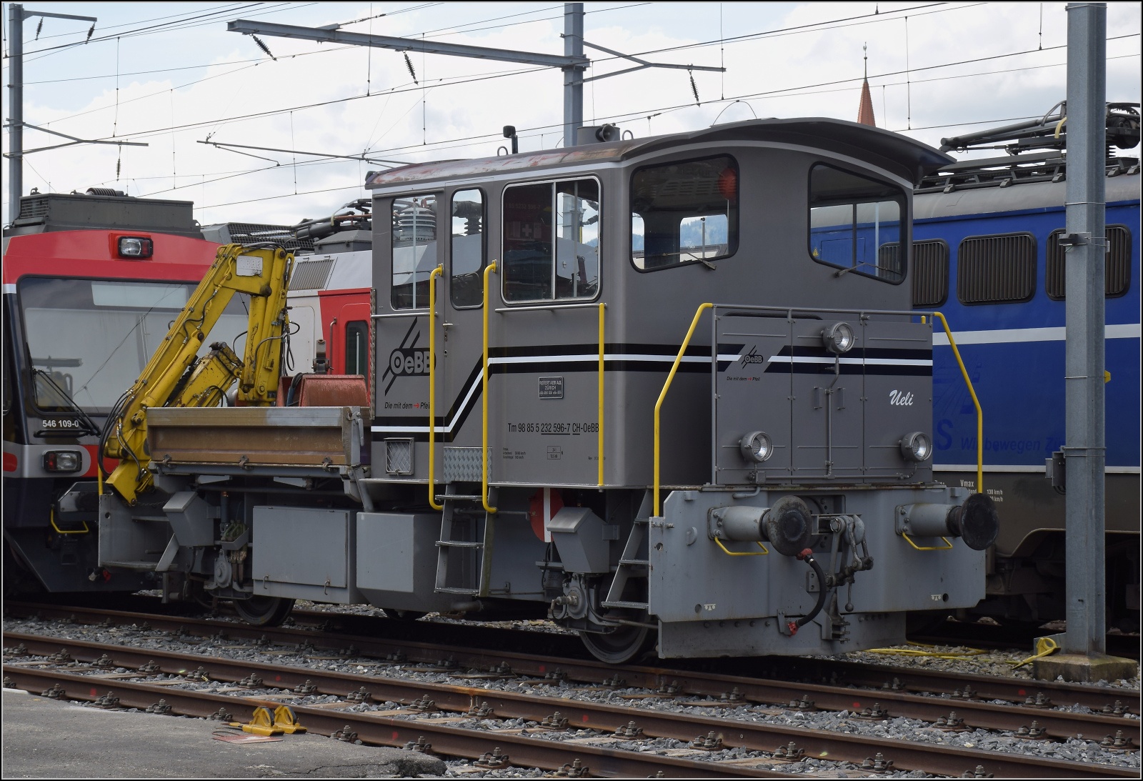 Baudiensttraktor der OeBB, Tm 232 596 'Ueli' bei der Werkstatt in Balsthal. April 2025.