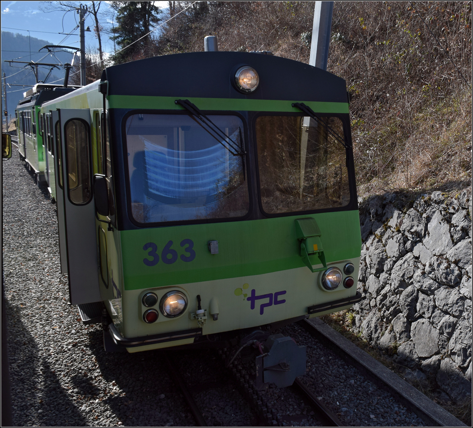 BDeh 4/4 313 bringt den Zug mit Bt 351 und Bt 362 nach Aigle. Ein paar Eindrücke von der Strecke. 

In Rennaz wird der Gegenzug mit BDeh 4/4 311 und Bt 363 (im Bild) gekreuzt. Der Wagen wurde 1993 von der SIG geliefert. Leysin Feydey, Januar 2026.