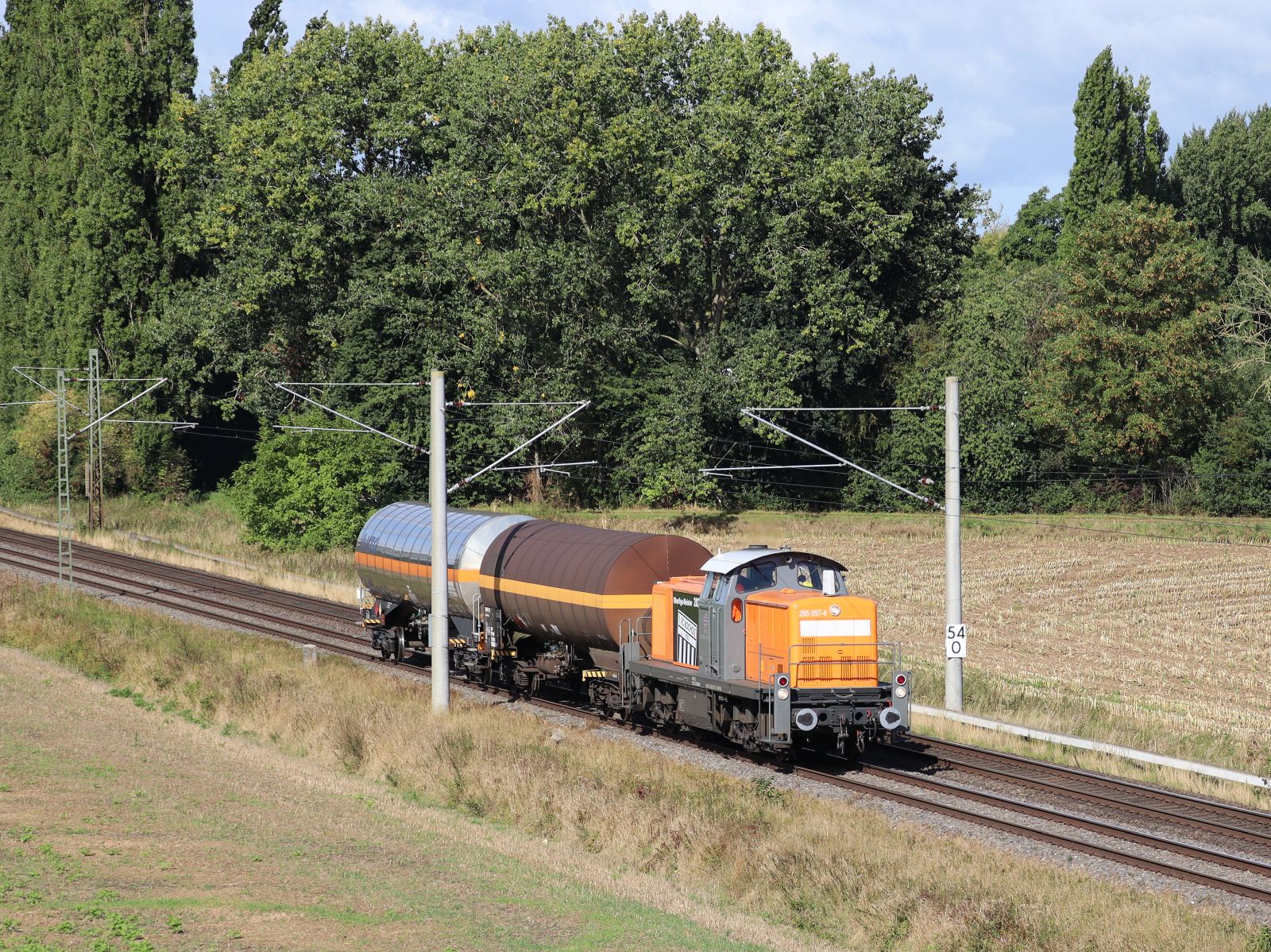 BEG (Bocholter Eisenbahn Gesellschaft) Diesellok 295 057-4 mit Aufschrift  FC Bocholt Oberliga-Meister 2022  . Baumannstrasse, Praest 16-09-2022.

BEG (Bocholter Eisenbahn Gesellschaft) dieselloc 295 057-4 met opschrift  FC Bocholt Oberliga-Meister 2022  . Baumannstrasse, Praest 16-09-2022.


