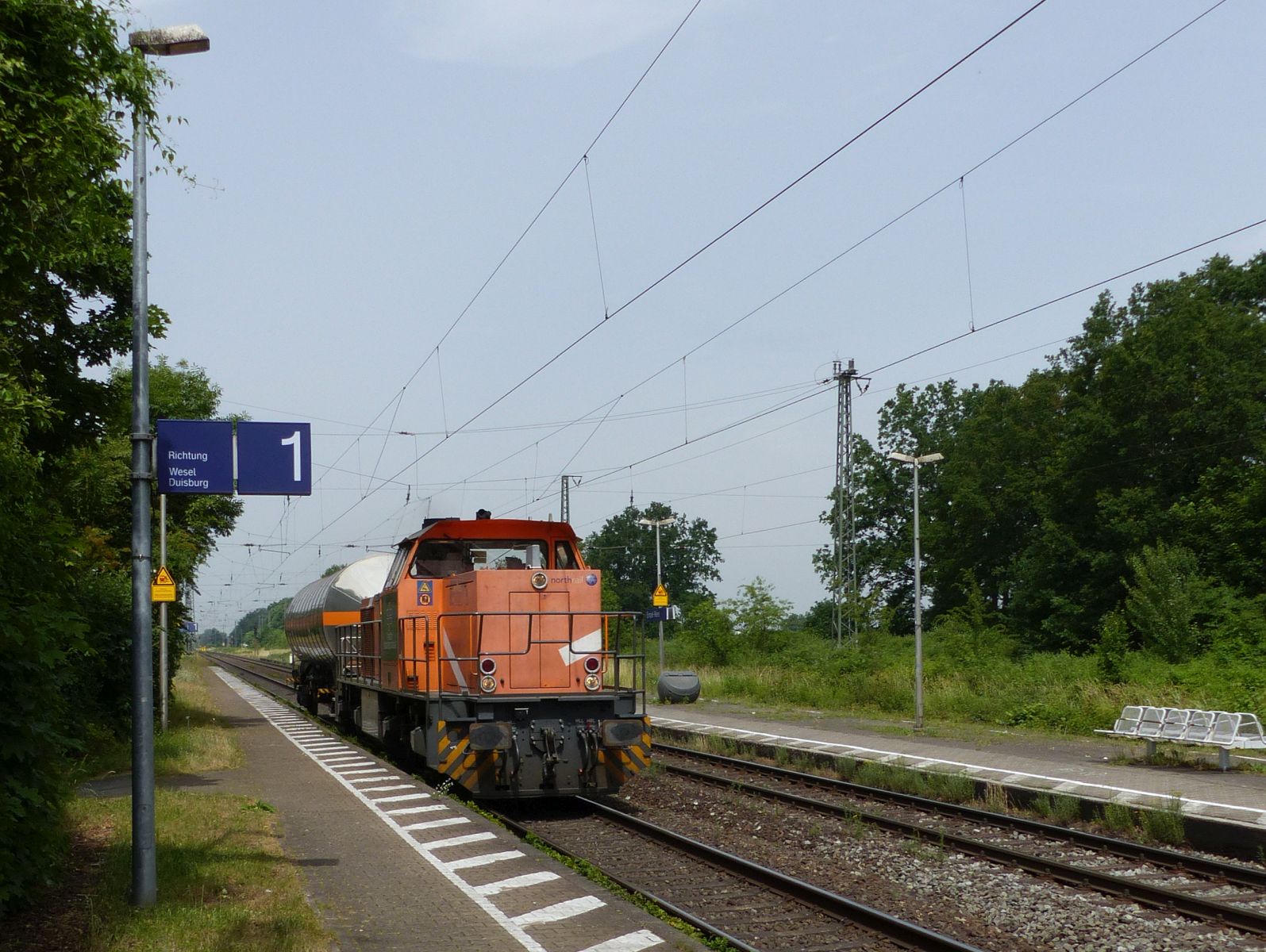 BEG (Bocholter Eisenbahn Gesellschaft) Diesellokomotive275 103-7 (98 80 1275 103-7 D-NRAIL) mit Aufschrift  North Rail  Baujahr 1993 Bahnhof Empel-Rees 18-06-2021.

BEG (Bocholter Eisenbahn Gesellschaft) diesellocomotief 275 103-7 (98 80 1275 103-7 D-NRAIL) nog met opschrift  North Rail  bouwjaar 1993 station Empel-Rees 18-06-2021.