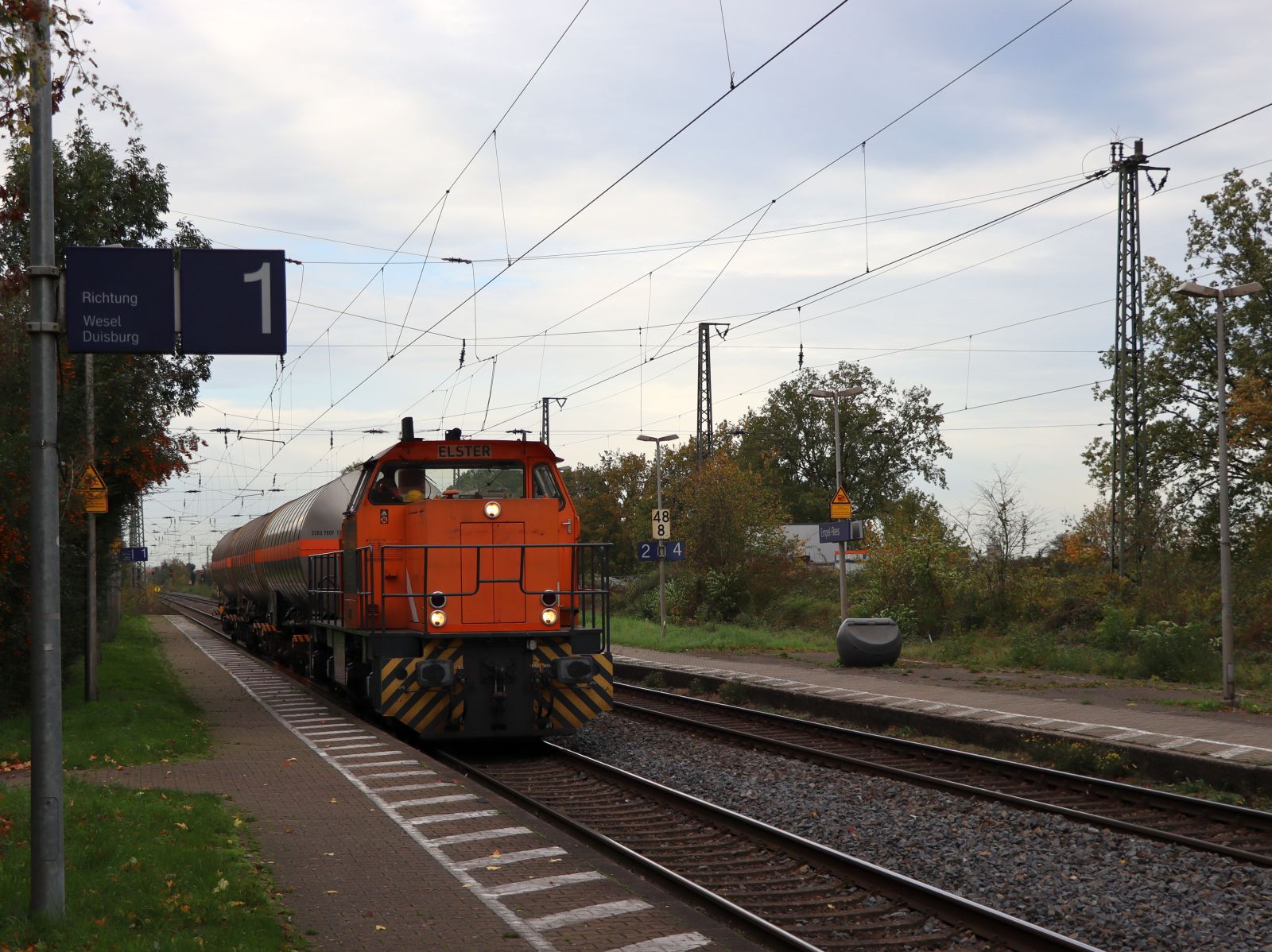 BEG (Bocholter Eisenbahn Gesellschaft) Dieselokomotive 275 103-7 (98 80 1275 103-7 D-NRAIL) Baujahr 1993 Gleis 1 Bahnhof Empel-Rees 03-11-2022.

BEG (Bocholter Eisenbahn Gesellschaft) dieselocomotief 275 103-7 (98 80 1275 103-7 D-NRAIL) bouwjaar 1993 spoor 1 station Empel-Rees 03-11-2022.