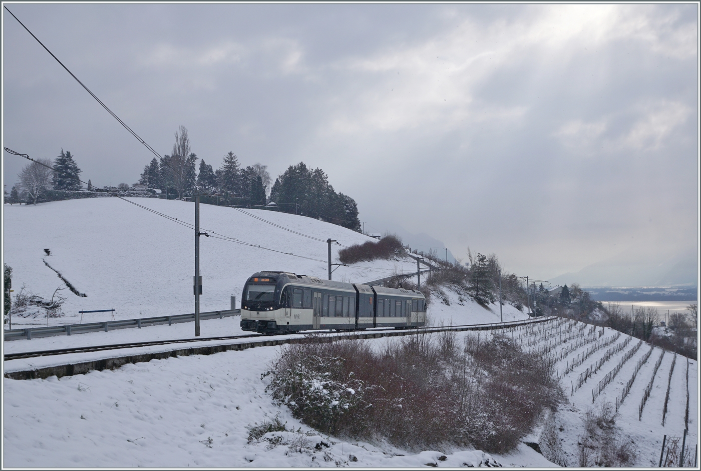Bei diesigem Winter-Wetter ist der CEV MVR ABeh 2/6 7501 ei Planchamp auf dem Weg nach Les Avants. 

22.01.2023
