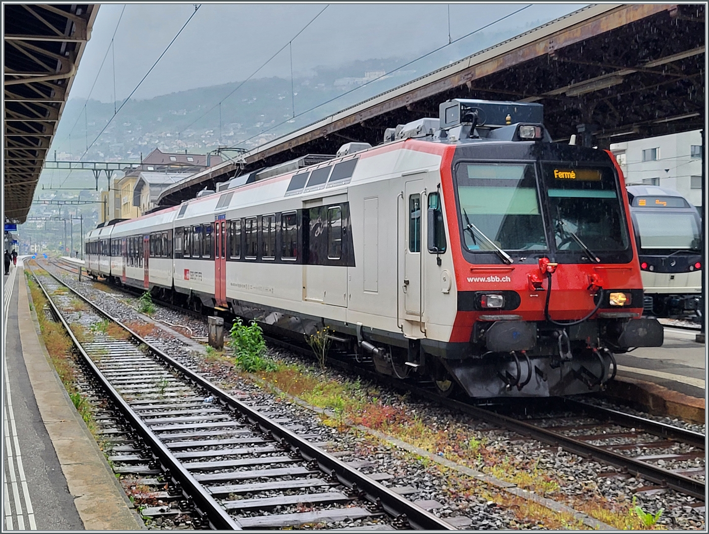 Bei ein kräftigen Regen steht in Vevey der SBB Domino RBDe 560 209-9 (RBDe 560DO 94 85 7 560 209-9 CH-SBB) auf Gleis 5. Der Domino wird Zug wird in gut einer halben Stunde nach Puidoux fahren. 

27. Mai 2024