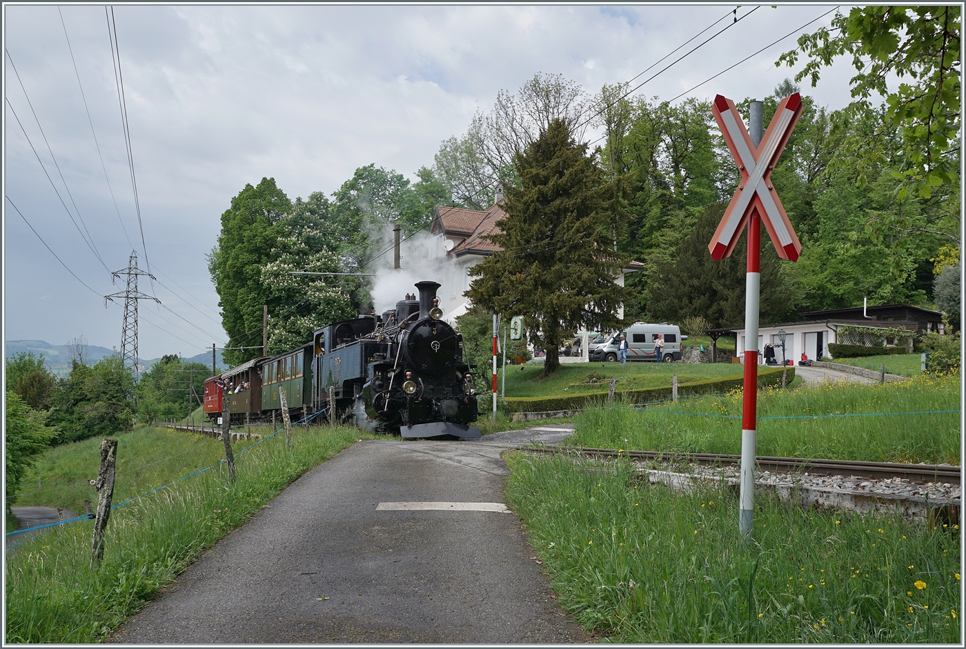 Bei Kilometer 8.2 ist die BFD HG 3/4 N° der Blonay Chamby Bahn mit ihrem Dampfzug auf dem Weg nach Chaulin (via Chamby). 3. Mai 2025