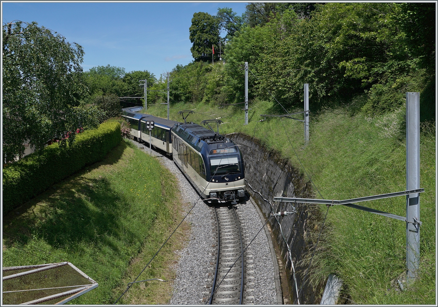 Bei Sonzier ist der MOB ABe 4/4 9302 mit seinem Regionalzug Zweisimmen - Montreux unterwegs. 

28. Mai 2024