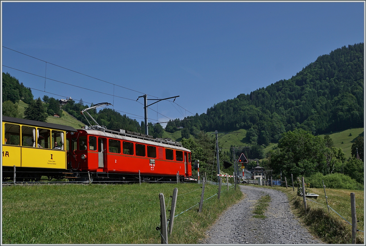 Bernina Bahn Ambieten an der  Riviera Vaudoise : Der RhB Bernina Bahn ABe 4/4 I N° 35 der Blonay Chamby Bahn ist mit dem Bernina Bahn As2 und dem hier nicht zusehenden MOB B4 N° 61 (beide auch Blonay-Chamby) als  Valrose Nostalgie Express  kurz vor Les Avants auf der Fahrt von Montreux nach Rougemont. 

15. Juni 2025 