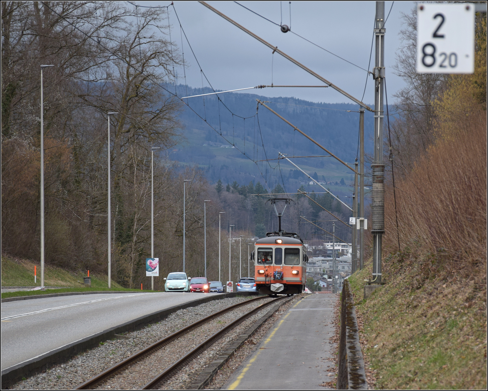 Bierlisi statt Bipperlisi. 

Be 4/4 104 fährt bei Riedholz über die Kuppe. Februar 2026.