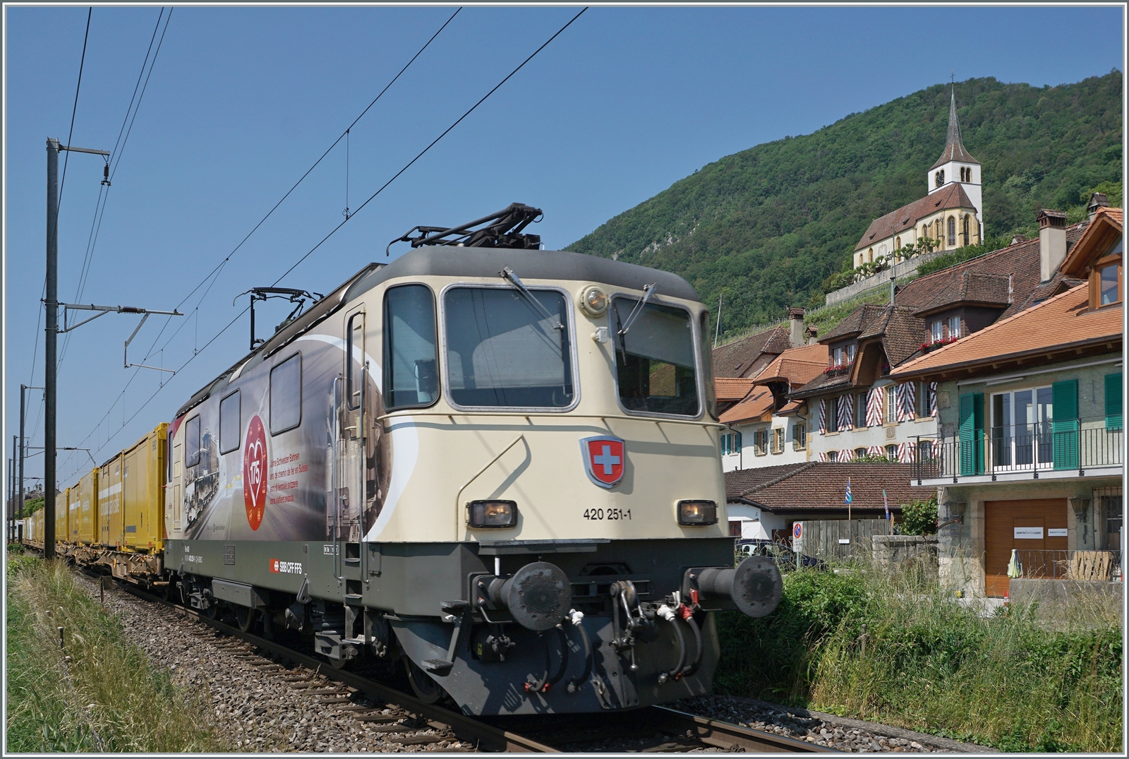 Bildfüllend - die SBB Re 4/4 II 11251 (Re 420 251-1)  175 Jahre Schweizer Bahnnen  in Ligerz.

5. Juni 2023  