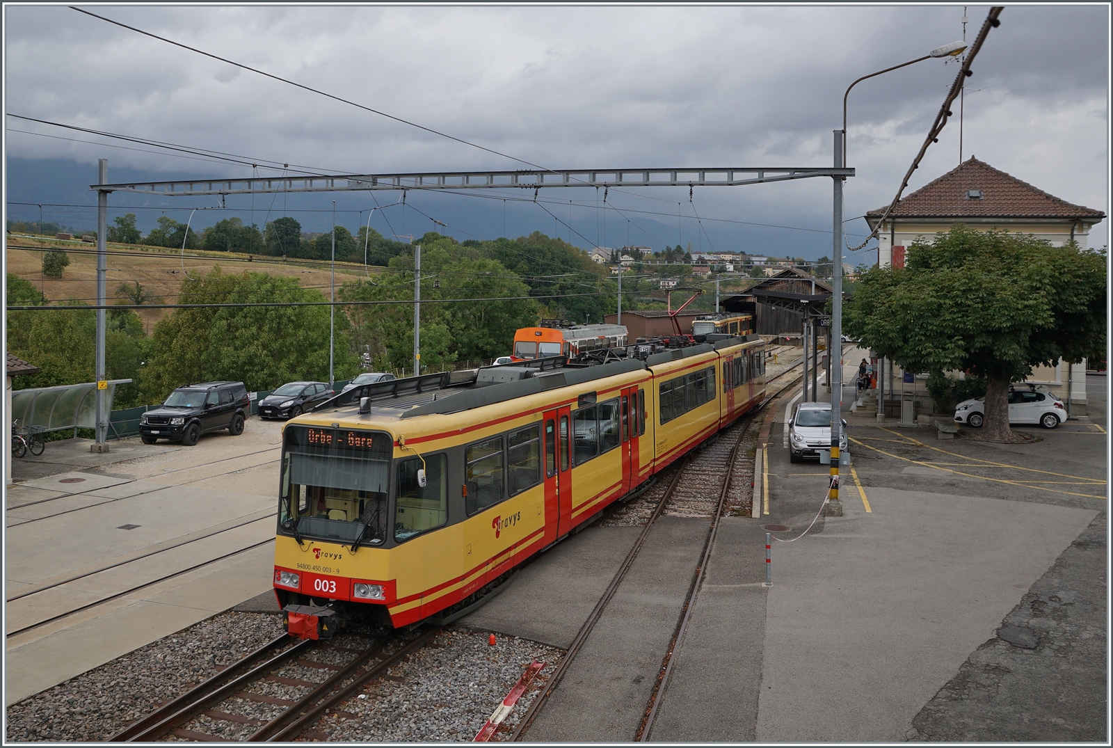 Bis zur Realisierung der Stromsystemumstellung und besonders der Umbauarbeiten in Chavonray sind bei der TRAVYS / OC zwei Be 4/8 (GT8-100D/2S) im Einsatz. Das Bild zeigt den aus Chavornay in Orbe ankommenden Be 4/8 003 (94 80 0450 003-9).  

15. August 2022