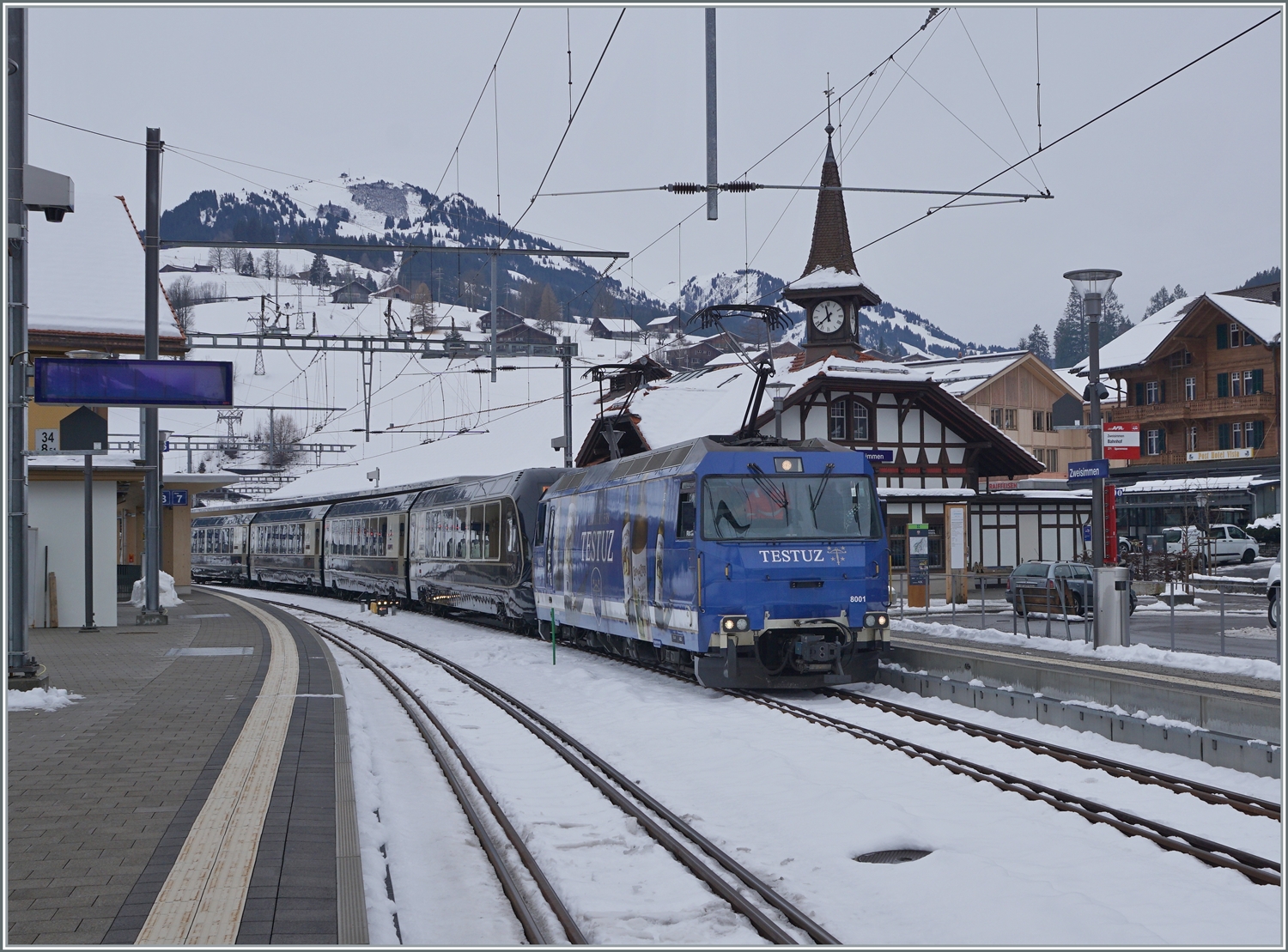 Bisher war das hübschen Türmchen des Bahnhofs von Zweisimmen als Hintergrund Normalspurfahrzeugen vorbehalten, doch mit den neuen GPX Goldenpass Zügen von Montreux nach Interlaken Ost zeigen sich nun auch MOB Ge 4/4 (Serie 8000) hier. Die MOB Ge 4/4 8001 ist mit ihrem GPX GoldenPass Express 4068 von Montreux nach Interlaken in Zweisimmen angekommen und wird nun der BLS Lok die Weiterführung des bereits umgespurten Zuges überlassen.

15. Dezember 2022