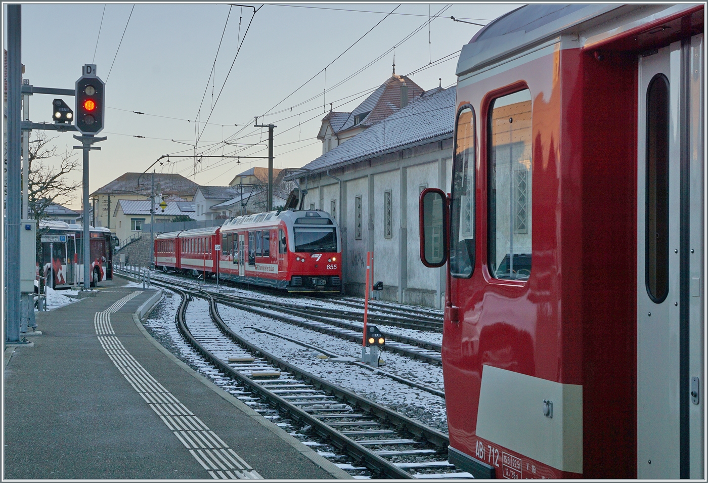 Blick vom ABt 712 auf den in Saignelégier abgestellten Be 4/4 655mit B und ABt. 

13. Jan. 2025