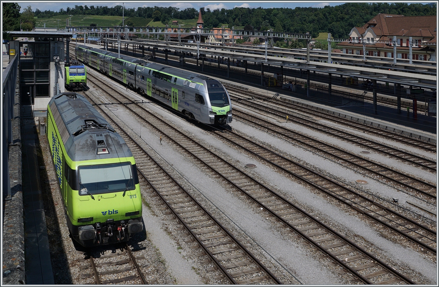 Blick auf den Bahnhof von Spiez mit der BLS Re 465 013 und einem RABe 528  MIKA . 

23. Juli 2024