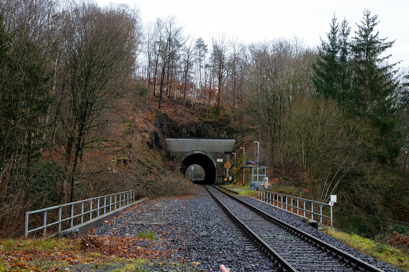 Blick auf den Hp  Königsstollen an der Hellertalbahn (KBS 462) am 24.12.2022, dahinter der 127 m lange Herdorfer Tunnel. 