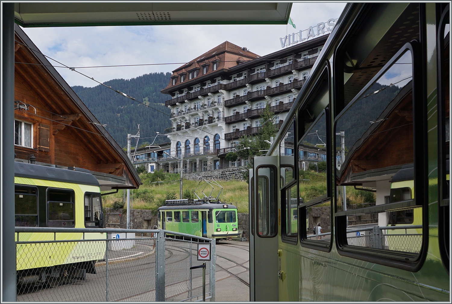 Blick vom Bahnsteig in Villars: Der TPC BVB Be 2/3 N° 15 wird in Villars für den Rangierdienst genutzt. 

19. Aug. 2023