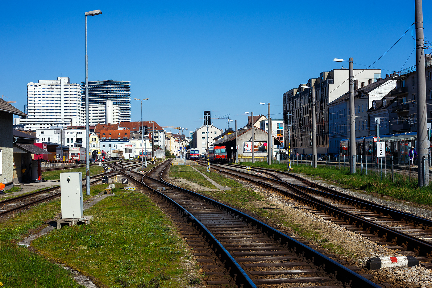 Blick vom Gehweg der Landgutstrae auf den Bahnhof Linz Urfahr am 04 April 2025. Rechts die Straenbahnhaltestelle Landgutstrae, die Endhaltestelle der Linie 3 und 4 der Straenbahn der Linz AG, sowie Haltestelle der Linie 50 (Pstlingbergbahn). 

Der Bahnhof Linz Urfahr, auch Mhlkreisbahnhof genannt, wurde am 18. Oktober 1888 erffnet. Er liegt im Stadtteil Urfahr der obersterreichischen Landeshauptstadt Linz und ist Ausgangspunkt der Mhlkreisbahn, einer Nebenbahn nach Aigen-Schlgl.

Im Bahnhofsgebude befindet sich ein Warteraum mit einem nicht mehr benutzten Fahrkartenschalter. Dafr wurde ein Fahrkartenautomat vor der Gleisseite des Bahnhofgebudes gestellt. Auerdem gibt es eine Fahrdienstleitung und ein ffentliches WC. Am Bahnhofsgelnde befindet sich auerdem eine kleine Bckerei-Filiale, die sich in einem eigenen Gebude befindet. 

Infrastruktur:
Der Bahnhof der von der sterreichischen Bundesbahnen (BB) betrieben wird, ist mit drei Hauptgleisen mit einer maximalen Nutzlnge von 193 m, fnf Abstellgleisen fr den Personenverkehr, einem Ladegleis sowie einem Abstellgleis samt Tankstelle fr Lokomotiven, Triebwagen und Triebzge ausgestattet. Ein Abstellgleis ist mit einer Vorheizanlage fr Zge versehen. Zwischen den Gleisen 1 und 4 befindet sich ein Mittelbahnsteig, das Gleis nahe dem Aufnahmegebude ist auch noch mit einem Bahnsteig ausgestattet, welcher aber nicht mehr fr den Personenverkehr bentzt wird.

Der Fahrdienstleiter im Bahnhof Linz Urfahr ist neben dem Bahnhof auch fr die Steuerung des Zugverkehrs auf der gesamten 57,784 km langen Strecke der Mhlkreisbahn (KBS 142) bis nach Aigen-Schlgl zustndig. Von 1900 bis 2015 war der Bahnhof auch Endpunkt der Linzer Verbindungsbahn, die die Mhlkreisbahn mit dem brigen Eisenbahnnetz verband. Seit Dezember 2015 ist die Verbindungsbahn zwischen den Bahnhfen Linz Urfahr und Linz Hauptbahnhof auer Betrieb, die Mhlkreisbahn wurde damit zu einem Inselbetrieb. Am Bahnhofostkopf (hinten in der Bildmitte) wurde ein Prellbock aufgestellt. Etwas weiter stlich des Prellbocks befindet sich noch das Mattengleis der Verbindungsbahn, sodass nach Abbau des Prellbocks dort Schienenfahrzeuge auf Straenfahrzeuge verladen werden knnen.

Bis 2015 war, ber die eingleisige Linzer Verbindungsbahn nach Linz Verschiebebahnhof-West und weiter zum Linzer Hauptbahnhof, die Mhlkreisbahn mit der Westbahn verbunden. Diese Verbindung wurde nur fr den Gterverkehrs und Betriebsfahrten verwendet, personenbefrdernde Zge hatten jedoch stets in Linz Urfahr ihren Ausgangs- oder Endpunkt. Im Personenverkehr sind der Mhlkreisbahnhof und der Hauptbahnhof durch die Straenbahnlinien 3 und 4 der Linz Linien verbunden. 
