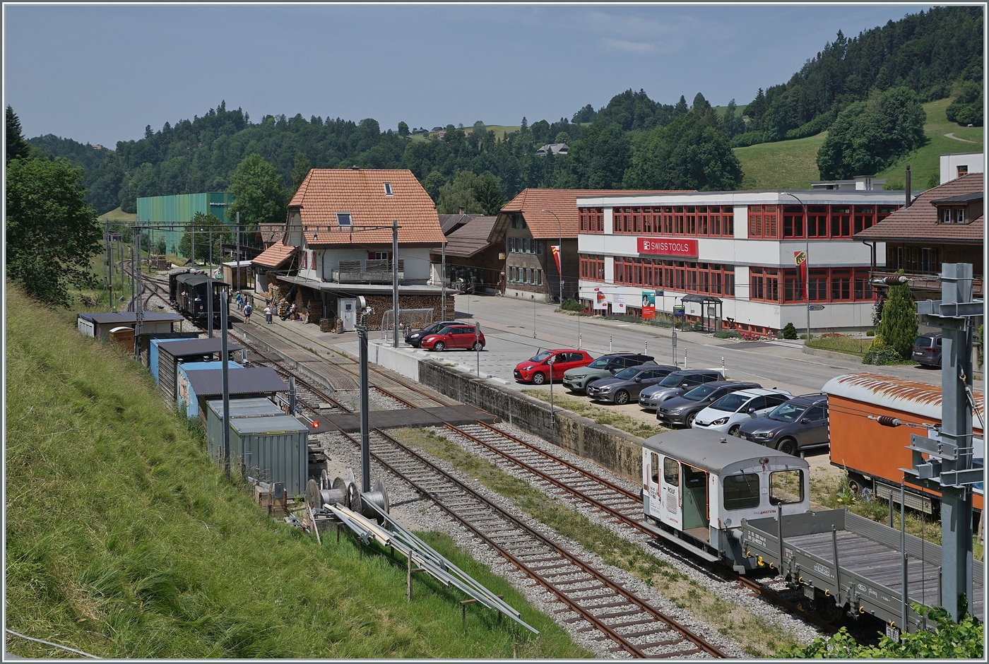 Blick über den Bahnhof von Wasen i.E. mit seinen für eine Modellbahnanlage schon fast perfekten Abmessungen. 

14. Juni 2025 