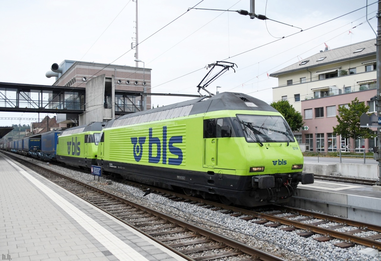 BLS 465 014 und 465 017 fuhren mit einen KLV durch spiez