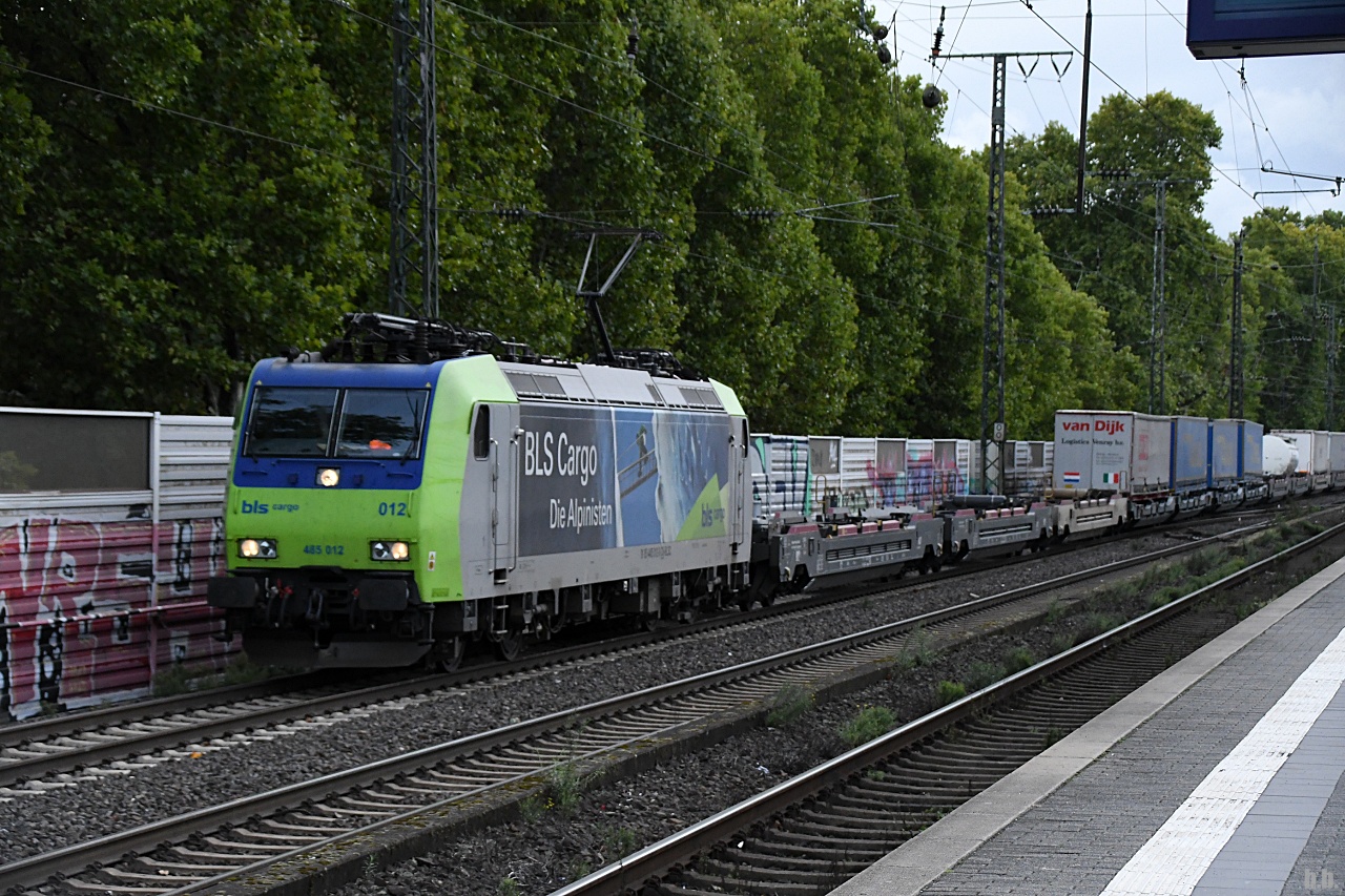 BLS 485 012 fuhr mit einen klv durch k�ln s�d,27.09.22