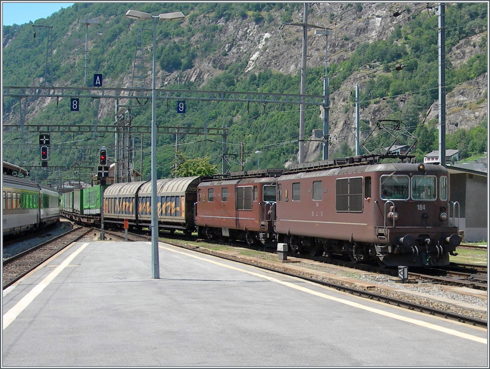 BLS Re 4/4 181 - 189 ab 1974; die BLS Re 4/4 184  Kratigen  und eine weitere erreichen Brig mit einem Güterzug aus Richtung Spiez.

11. Juli 2006