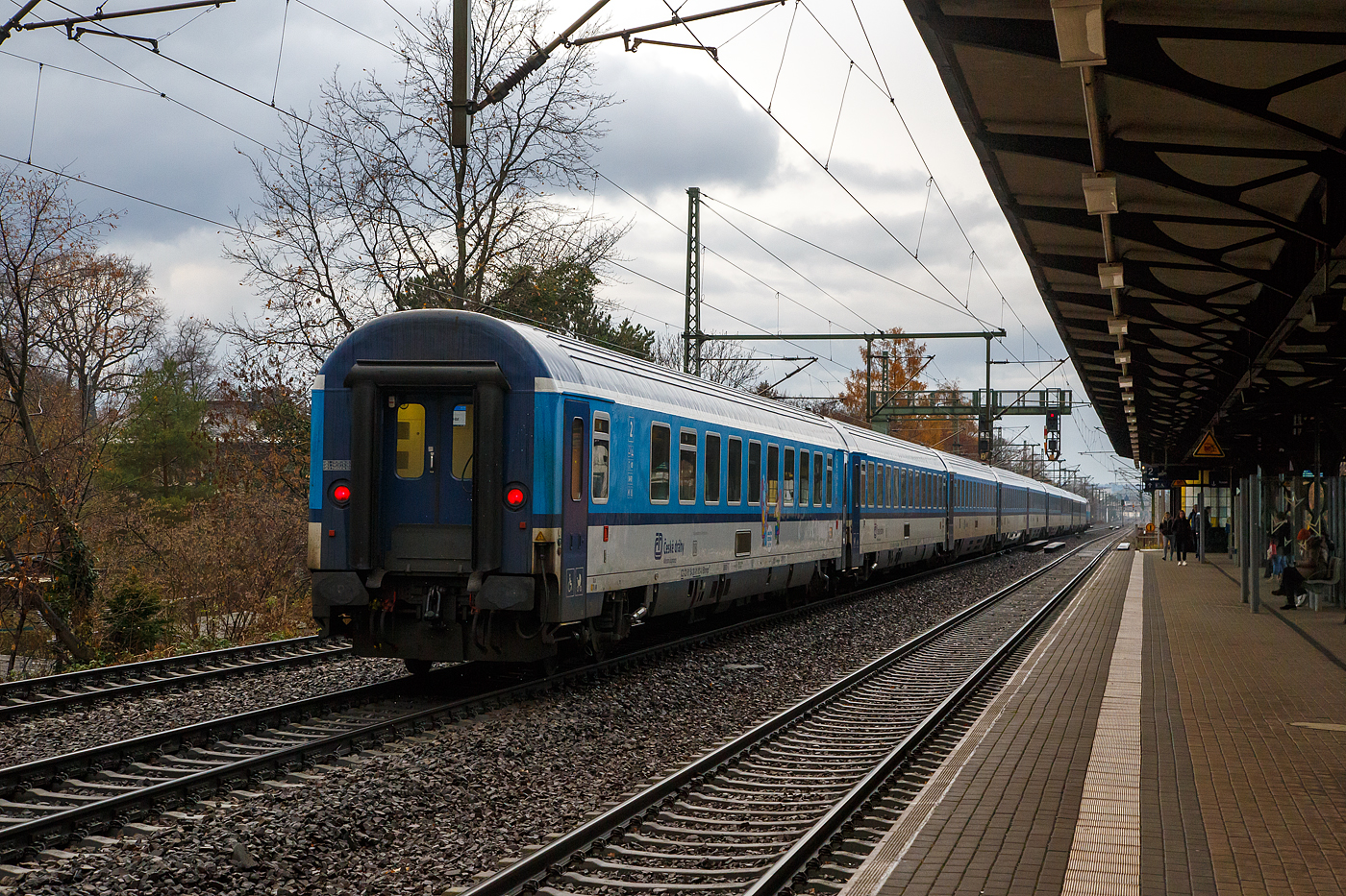 Da fhrt er dahin der ČD - Česk drhy EC 378  „Berliner“ (Praha hl.n – Dresden Hbf - Berlin Hbf (tief) - Hamburg Hbf - Kiel Hbf), am 07.12.2022 gezogen von der 193 298-7 “Mike 60” durch 

Am Zugschluss als Wagen 255 hier der EuroCity 2. Klasse klimatisierter Groraumwagen (Reisezugwagen) mit Gepckabteil, CZ-ČD 61 54 20-91 013-0 der Gattung Bhmpz 228, der ČD - Česk drhy (Tschechischen Eisenbahnen).

Der 48t schwere Wagen hat 55 Sitzpltze in der 2. Klasse, 4 Klappsitze sowie 2 Rollstuhlpltze. Die Pltze Nr. 25 und 27 sind fr Behinderte, Nr. 14-17 und 31-38 fr Reisende mit Kindern (Kinderabteile). Auch eine rollstuhlgerechte Toilette ist vorhanden.